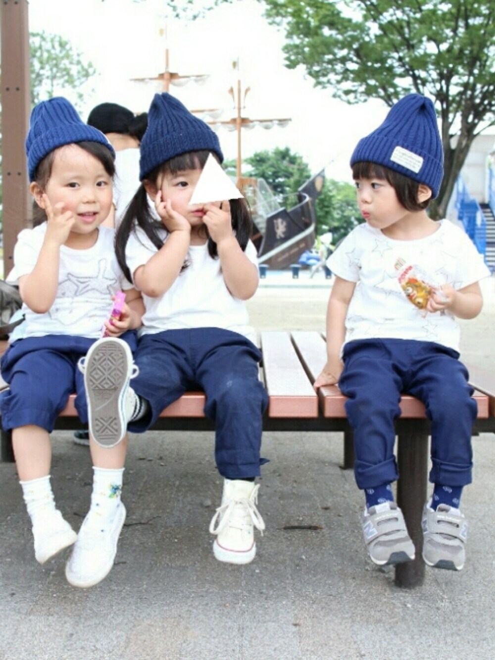 ホワイト系のTシャツ/カットソー、ホワイト系のスリッポン、ブルー系のその他パンツを着用したキッズの夏コーディネートの1枚目の写真