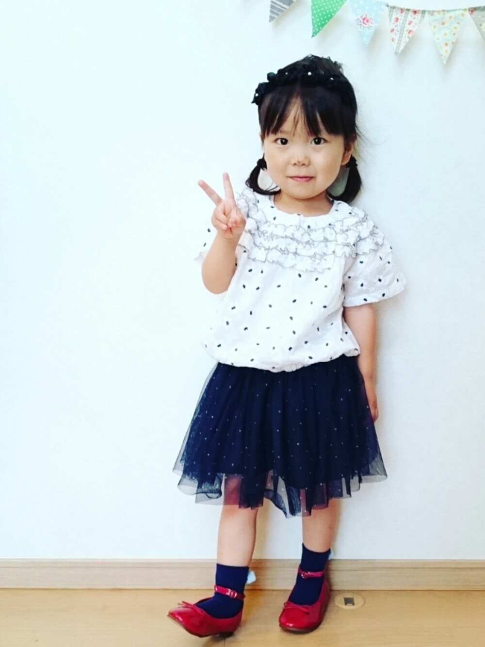 レッド系のバレエシューズ、ブルー系のスカート、ホワイト系のシャツ/ブラウスを着用したキッズの夏コーディネートの1枚目の写真