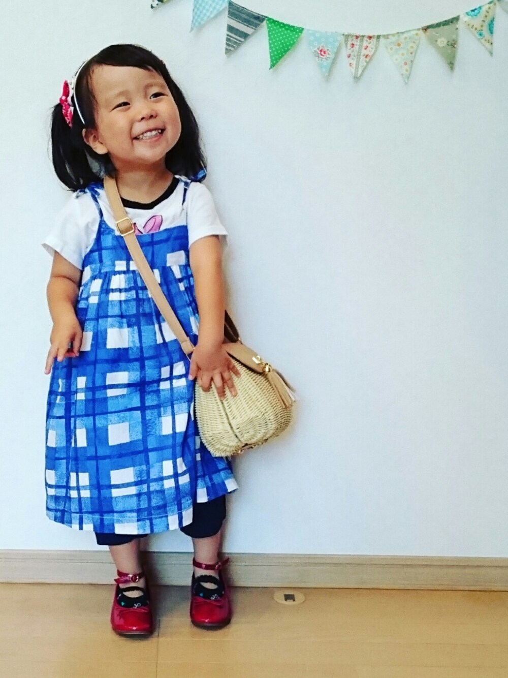 ベージュ系のショルダーバッグ、ホワイト系のTシャツ/カットソー、ブルー系のその他パンツを着用したキッズの夏コーディネートの1枚目の写真