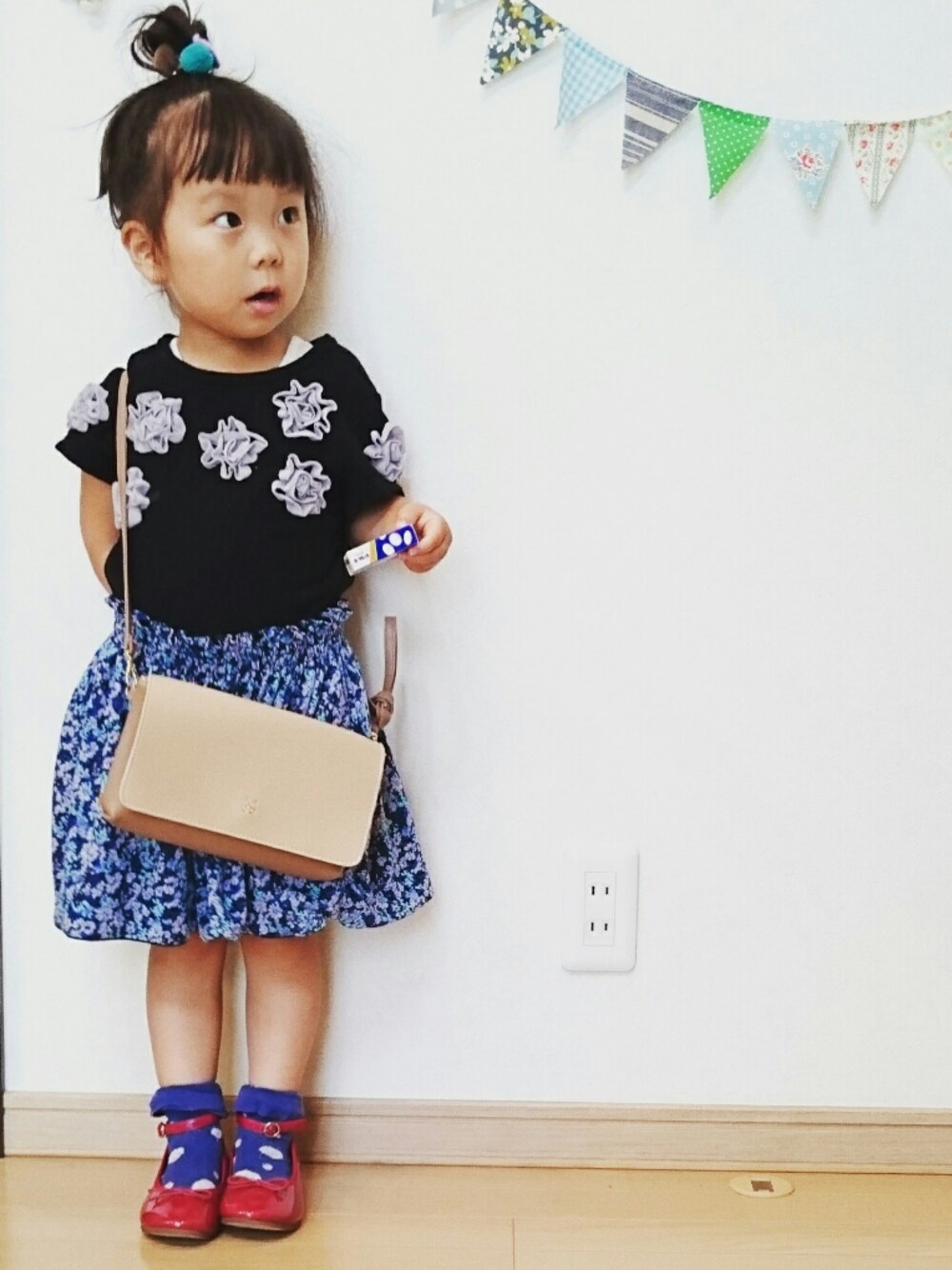 ブラック系のTシャツ/カットソー、ベージュ系のショルダーバッグ、レッド系のバレエシューズを着用したキッズの夏コーディネートの1枚目の写真