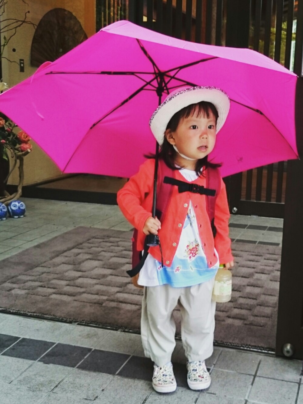 グレー系のその他パンツ、ブルー系のTシャツ/カットソー、レッド系のカーディガン/ボレロを着用したキッズの夏コーディネートの1枚目の写真