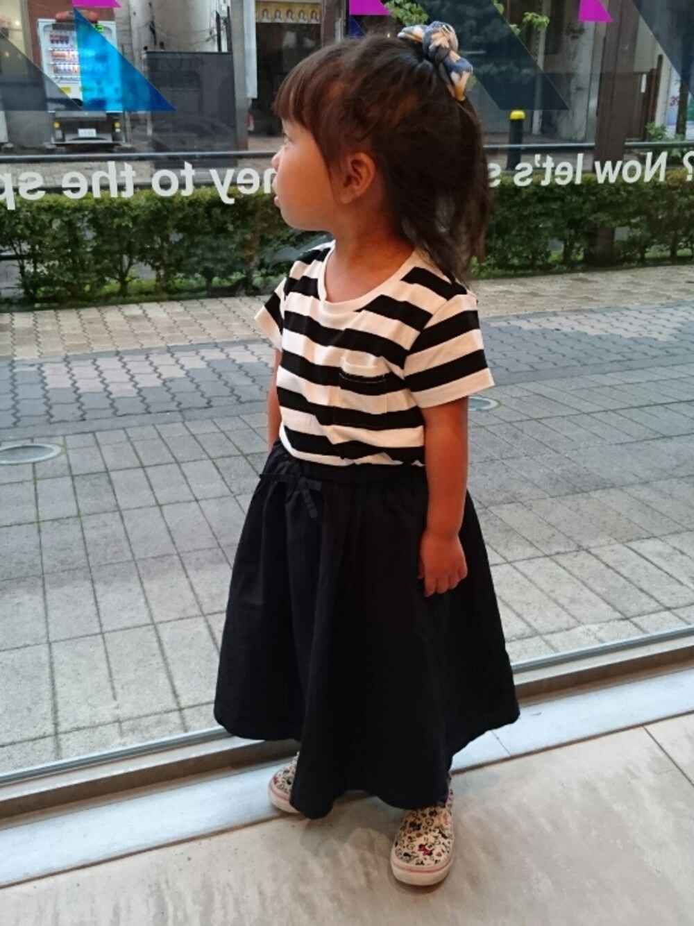 ブラック系のTシャツ/カットソー、その他のスリッポン、ブルー系のスカートを着用したキッズの夏コーディネートの1枚目の写真