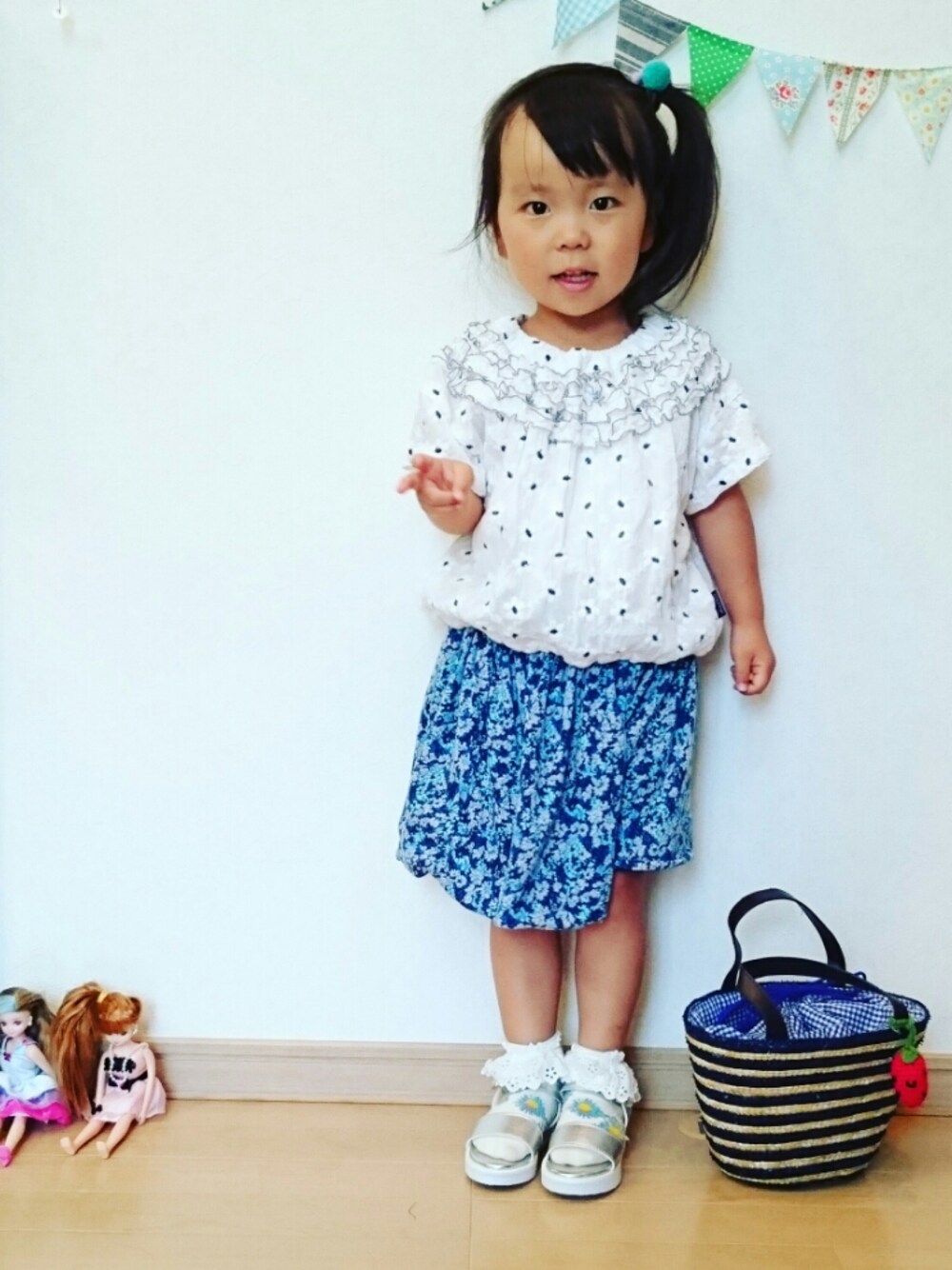 「夏、お花柄、フラワーモチーフ、フラワープリント、キッズコーデ、キッズファッション、3歳、kidsfashion、集まれ！北関東キッズ★」｜「HAKKA KIDSのハルジオン柄ソックス（ソックス/靴下、ブルー系）」を使った、ゆん☺さん（キッズ・90cm）の夏コーディネートの1枚目の写真
