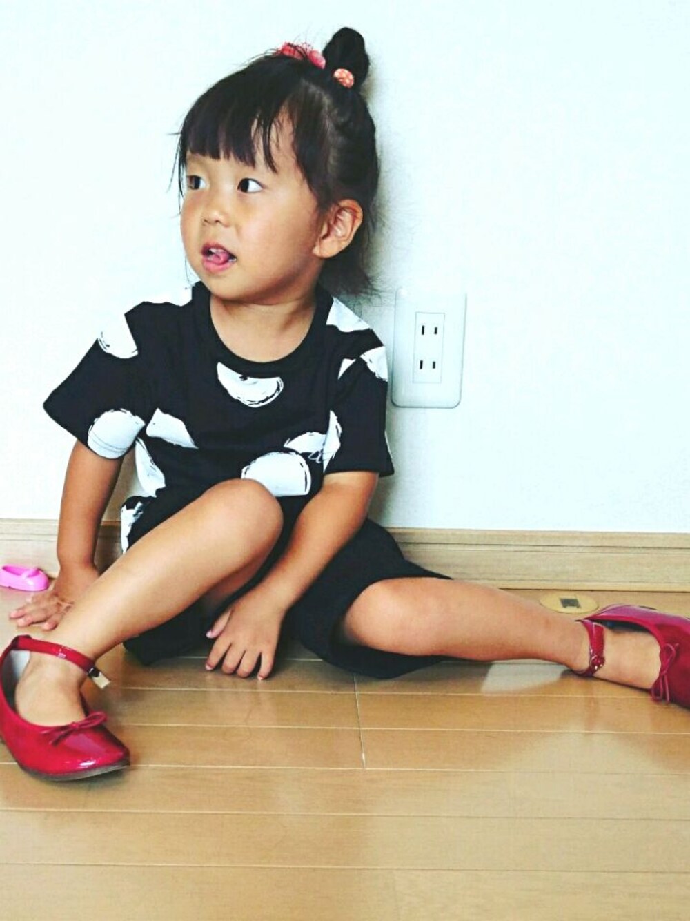 ブラック系のTシャツ/カットソー、レッド系のバレエシューズ、ブラック系のその他パンツを着用したキッズの夏コーディネートの1枚目の写真