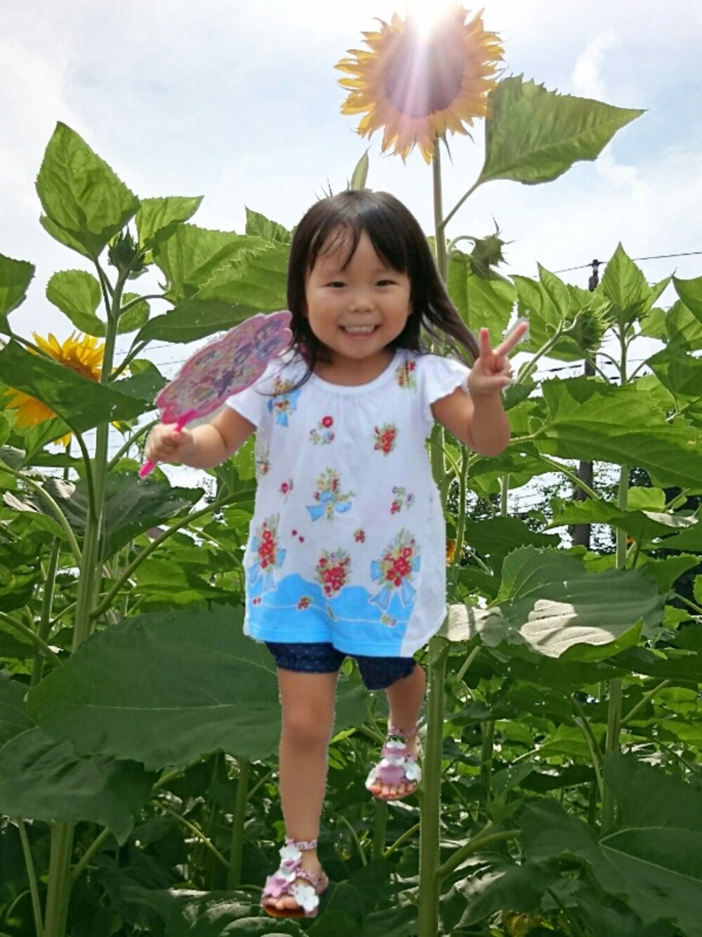 ブルー系のTシャツ/カットソー、レッド系のパンツ、レッド系のサンダルを着用したキッズの夏コーディネートの1枚目の写真