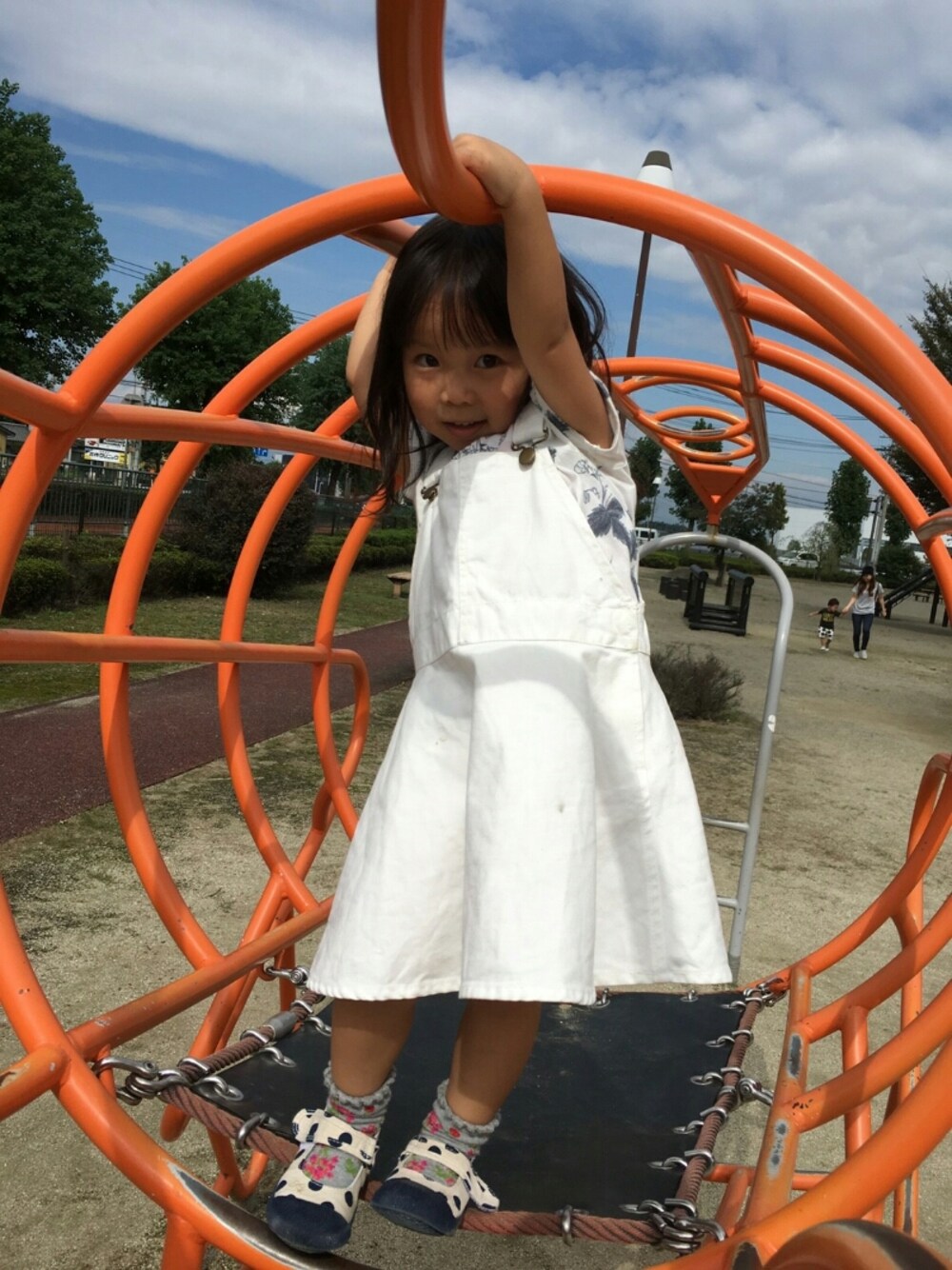 「女の子、3歳、秋コーデ、キッズコーデ、キッズファッション、kids、集まれ！北関東キッズ★、公園、公園スタイル、ジャンパースカート」｜「HAKKA KIDSのラインフラワーパフスリーブＴシャツ（Tシャツ/カットソー、ホワイト系）」を使った、ゆん☺さん（キッズ・90cm）の秋コーディネートの1枚目の写真