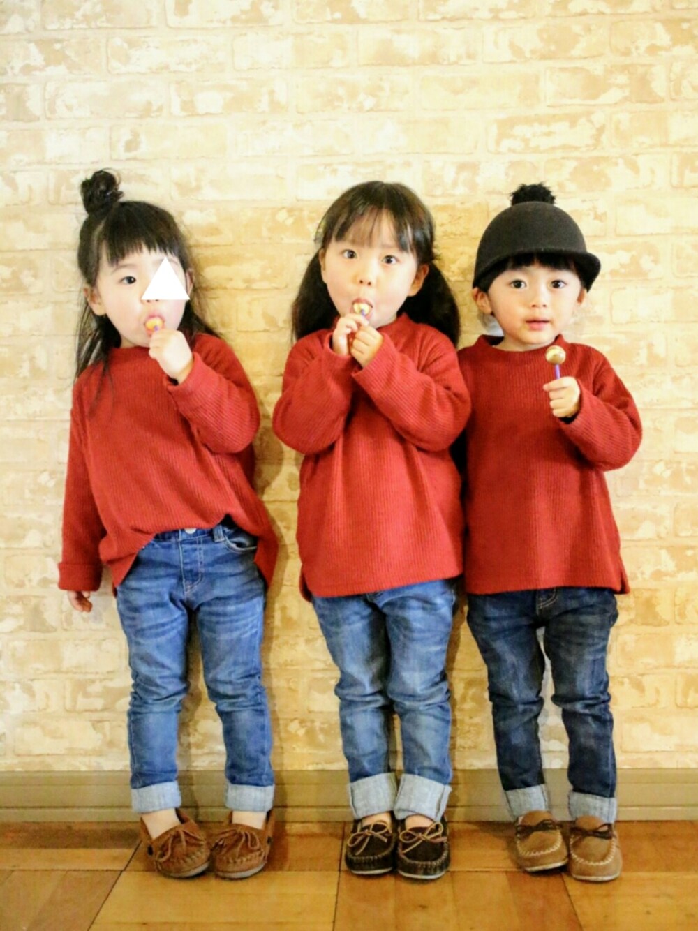 ブルー系のデニムパンツ、レッド系のTシャツ/カットソー、ブラウン系のモカシン/デッキシューズを着用したキッズの冬コーディネートの1枚目の写真