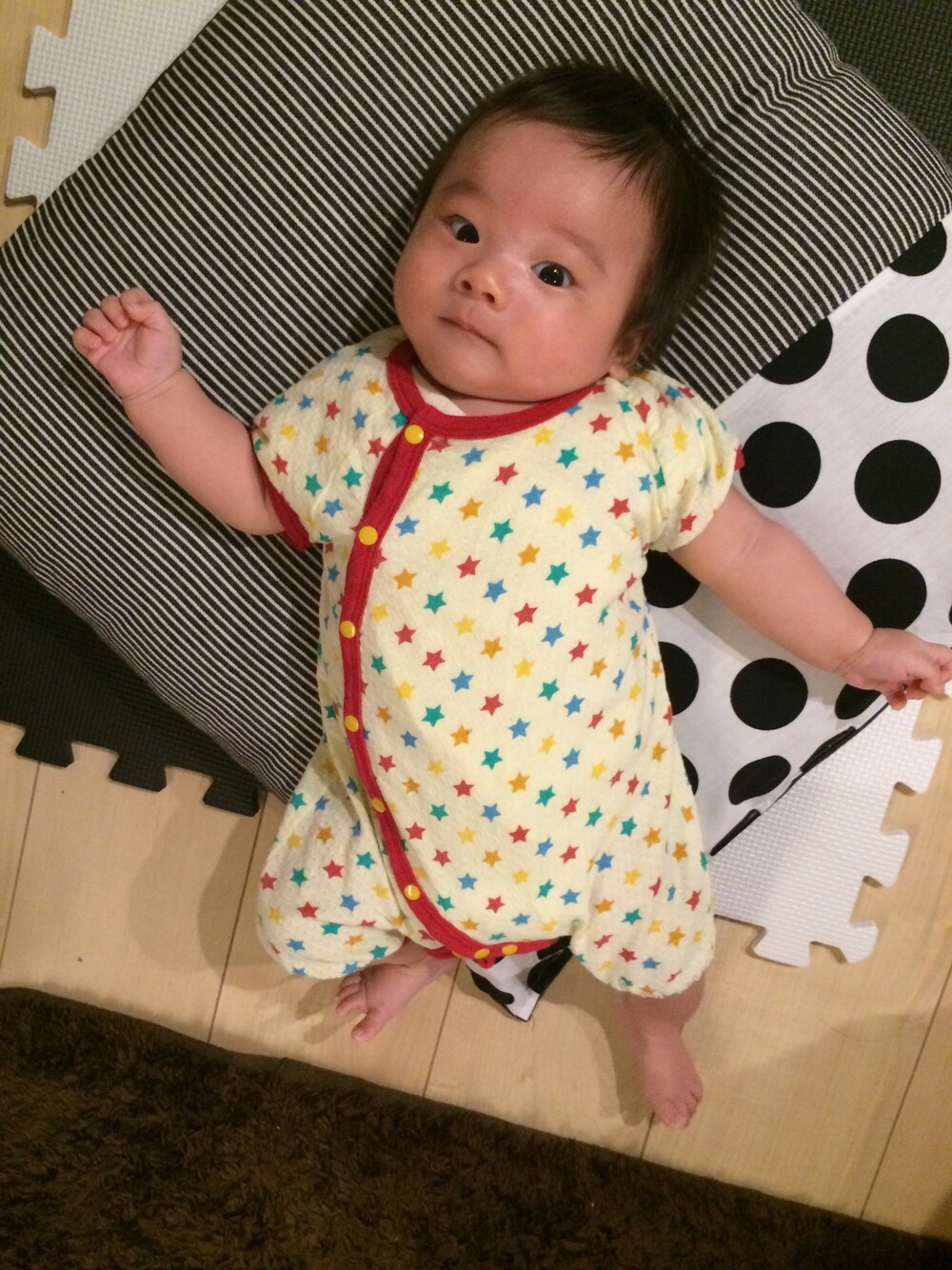 「オールインワン、星柄、おとこのこ、baby」｜「西松屋のアイテム（つなぎ/オールインワン、イエロー系）」を使った、SENAさん（キッズ・60cm）の秋コーディネートの1枚目の写真