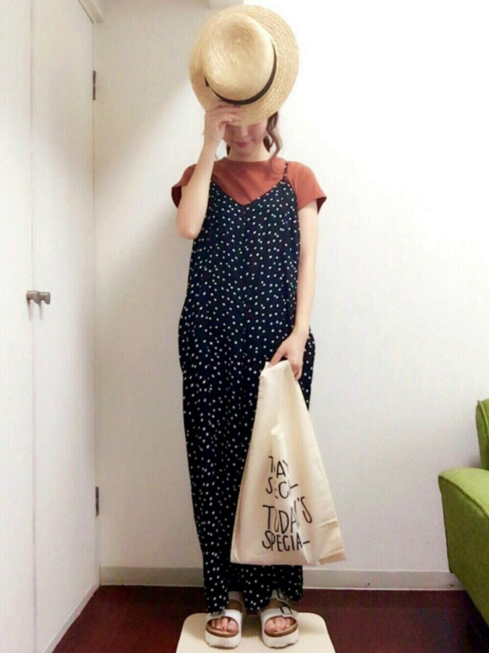 その他のTシャツ/カットソー、ブラック系のつなぎ/オールインワン、ベージュ系のバッグを着用したレディースの夏コーディネートの1枚目の写真