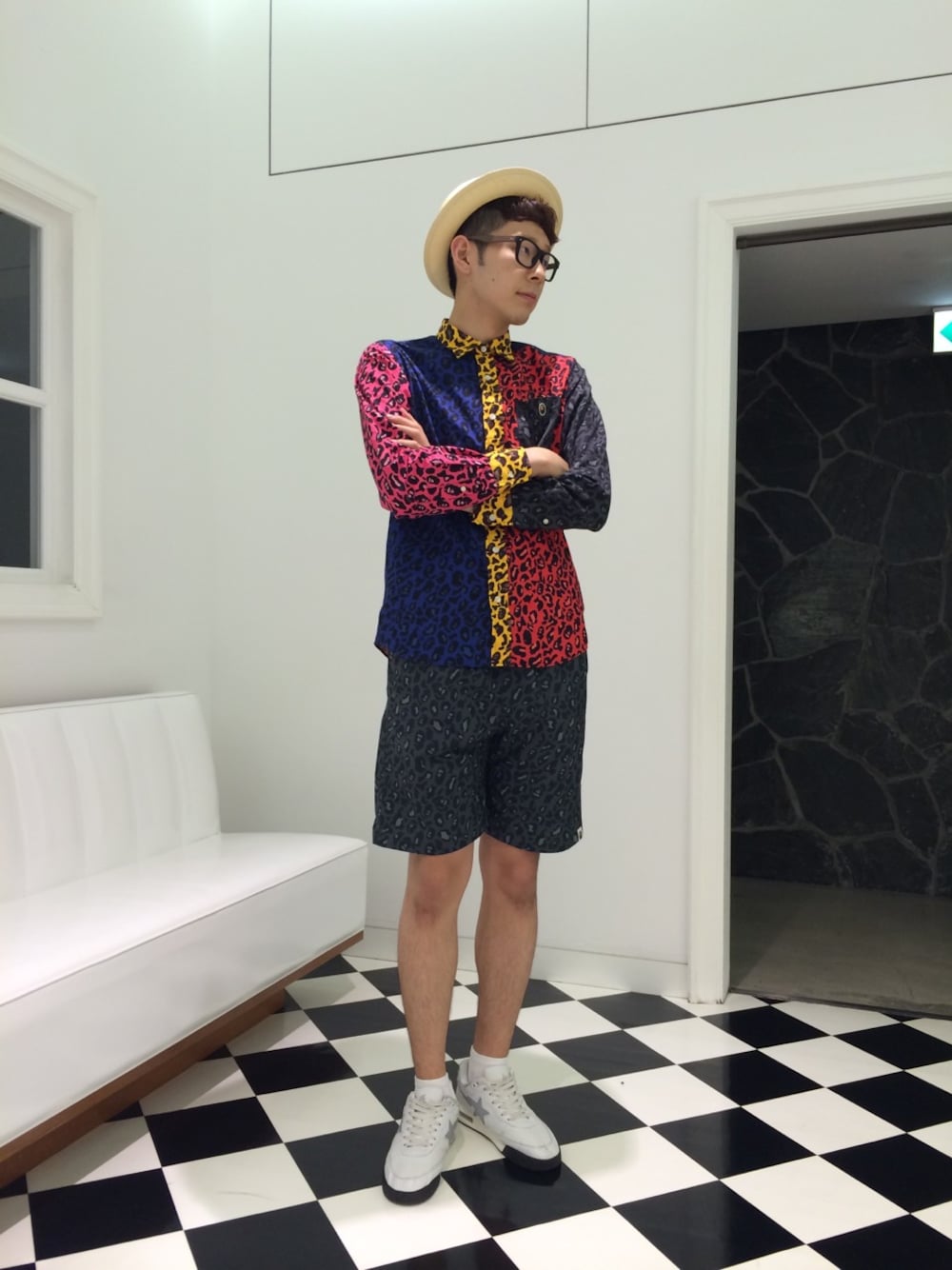 「レオパード、豹柄、A BATHING APE、柄物、柄物パンツ、クレイジーパターン、柄物トップス、スタイリッシュ、サマースタイル、ペーパーハット」｜「A BATHING APEのROAD STA（スニーカー、ホワイト系）」を使った、上遠野 広基さん（メンズ・183cm）の夏コーディネートの1枚目の写真