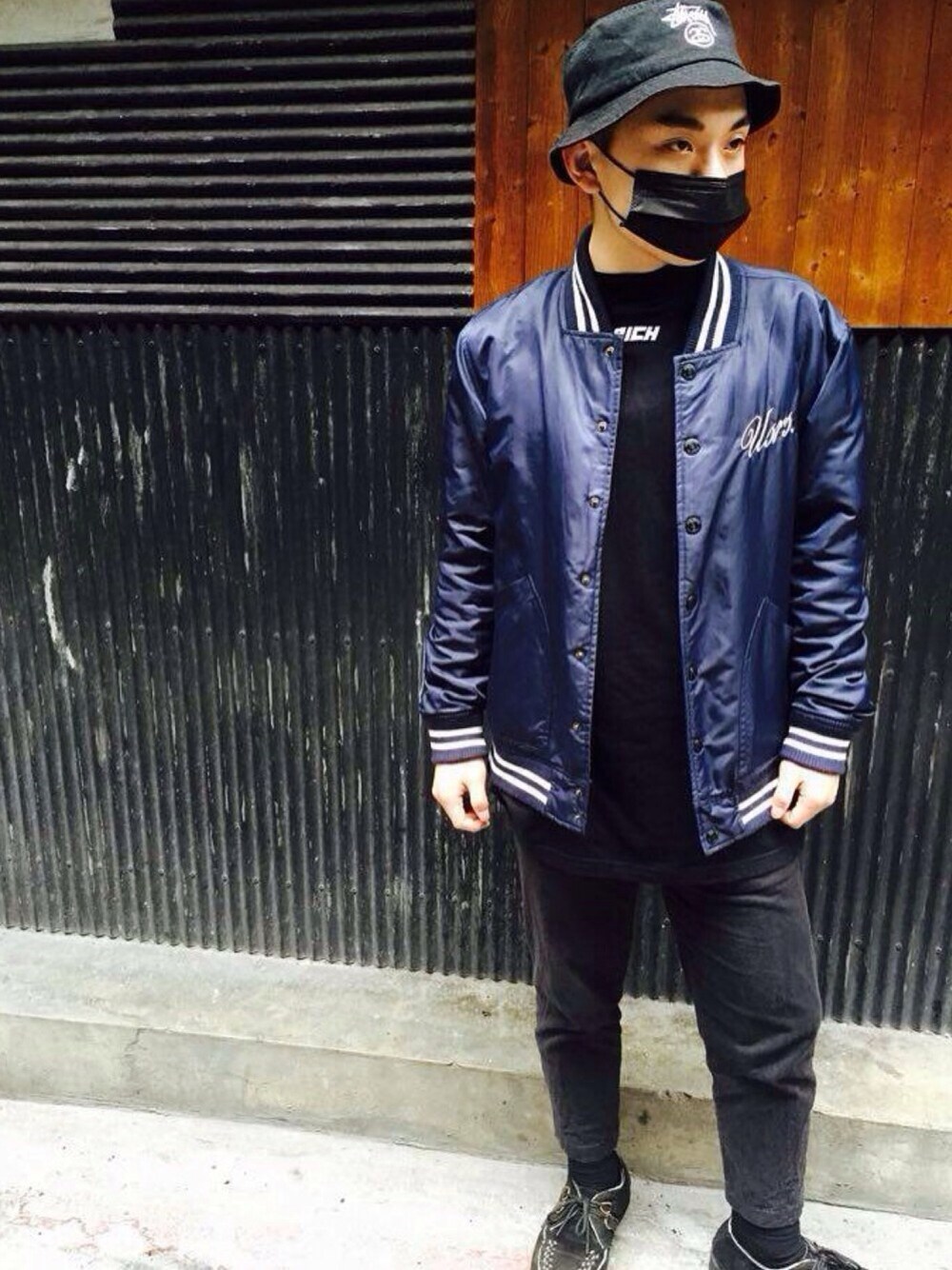 「西門町」｜「STUSSYのアイテム（ハット、ブラック系）」を使った、Liangさん（メンズ・169cm）の冬コーディネートの1枚目の写真
