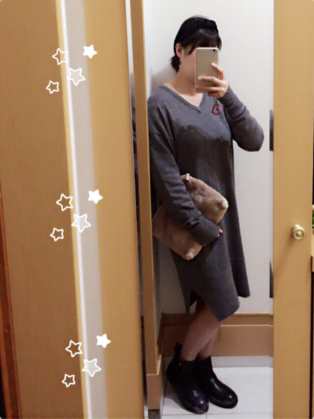 グレー系のワンピース、ピンク系のバッグ、ブラック系のスリッポンを着用したレディースの秋コーディネートの1枚目の写真