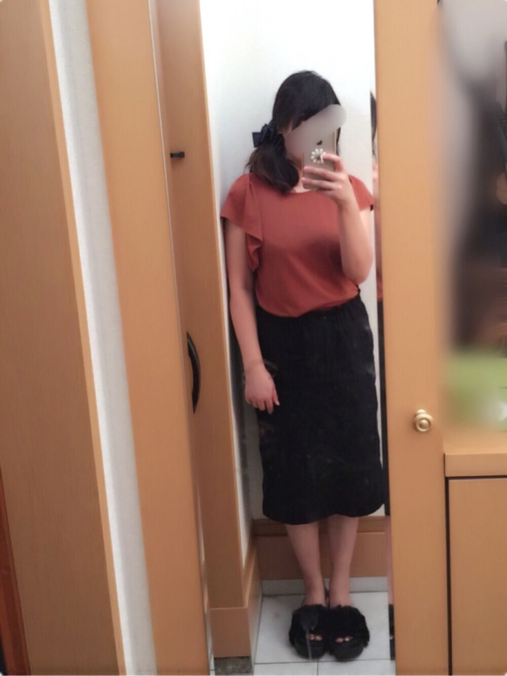 ブラック系のサンダル、オレンジ系のTシャツ/カットソー、ブラック系のスカートを着用したレディースの夏コーディネートの1枚目の写真