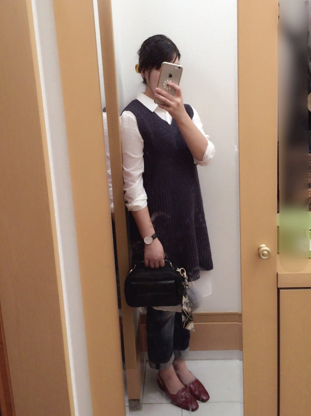 ブルー系のワンピース/ドレス、ホワイト系のシャツワンピース、ブルー系のデニムパンツを着用したレディースの秋コーディネートの1枚目の写真