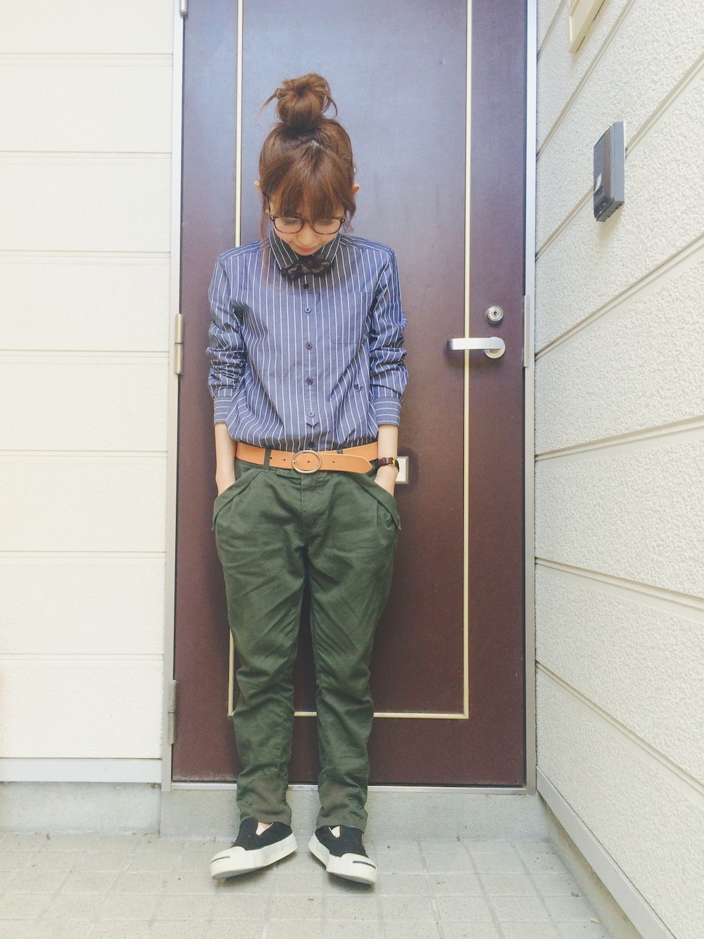 ブラック系のスニーカー、グレー系のシャツ/ブラウス、ブラウン系の蝶ネクタイを着用したレディースの夏コーディネートの1枚目の写真