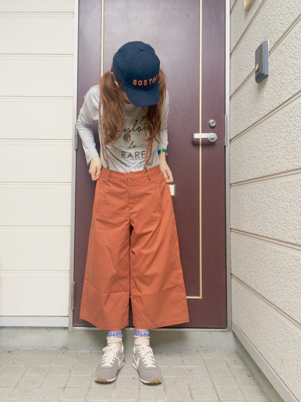 グレー系のスニーカー、ベージュ系のサスペンダー、その他のアナログ腕時計を着用したレディースの秋コーディネートの1枚目の写真