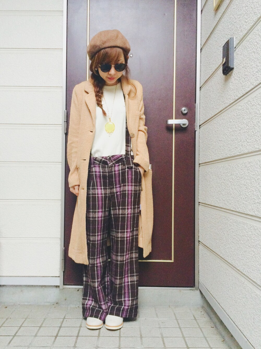 ベージュ系のチェスターコート、ホワイト系のニット/セーター、ホワイト系のスニーカーを着用したレディースの秋コーディネートの1枚目の写真