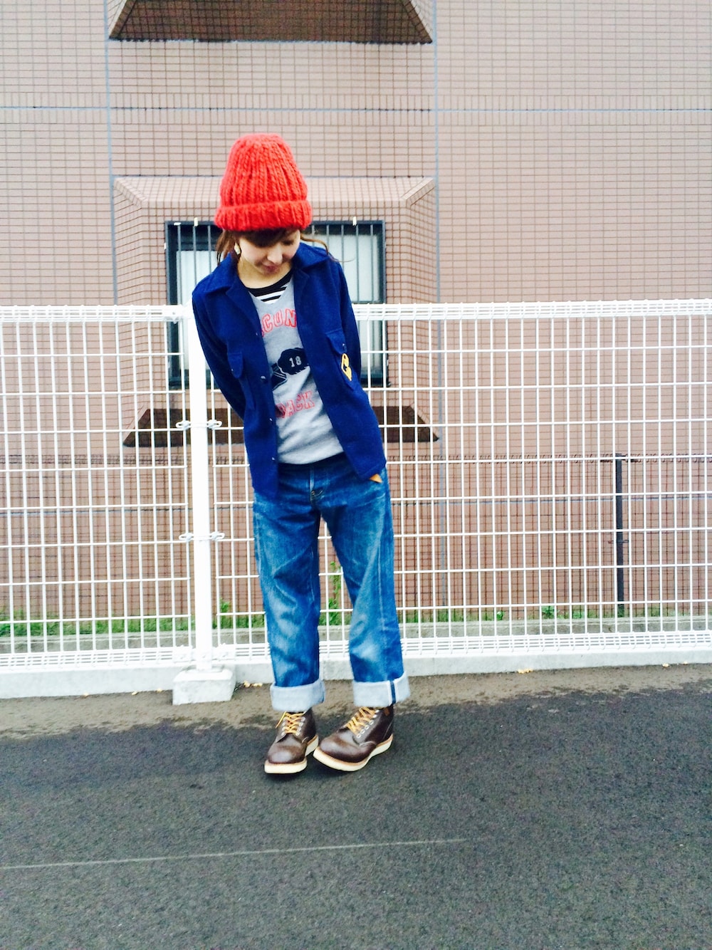 グレー系のニット/セーター、ブルー系のデニムパンツ、ブルー系のジャケット/アウターを着用したレディースの秋コーディネートの1枚目の写真