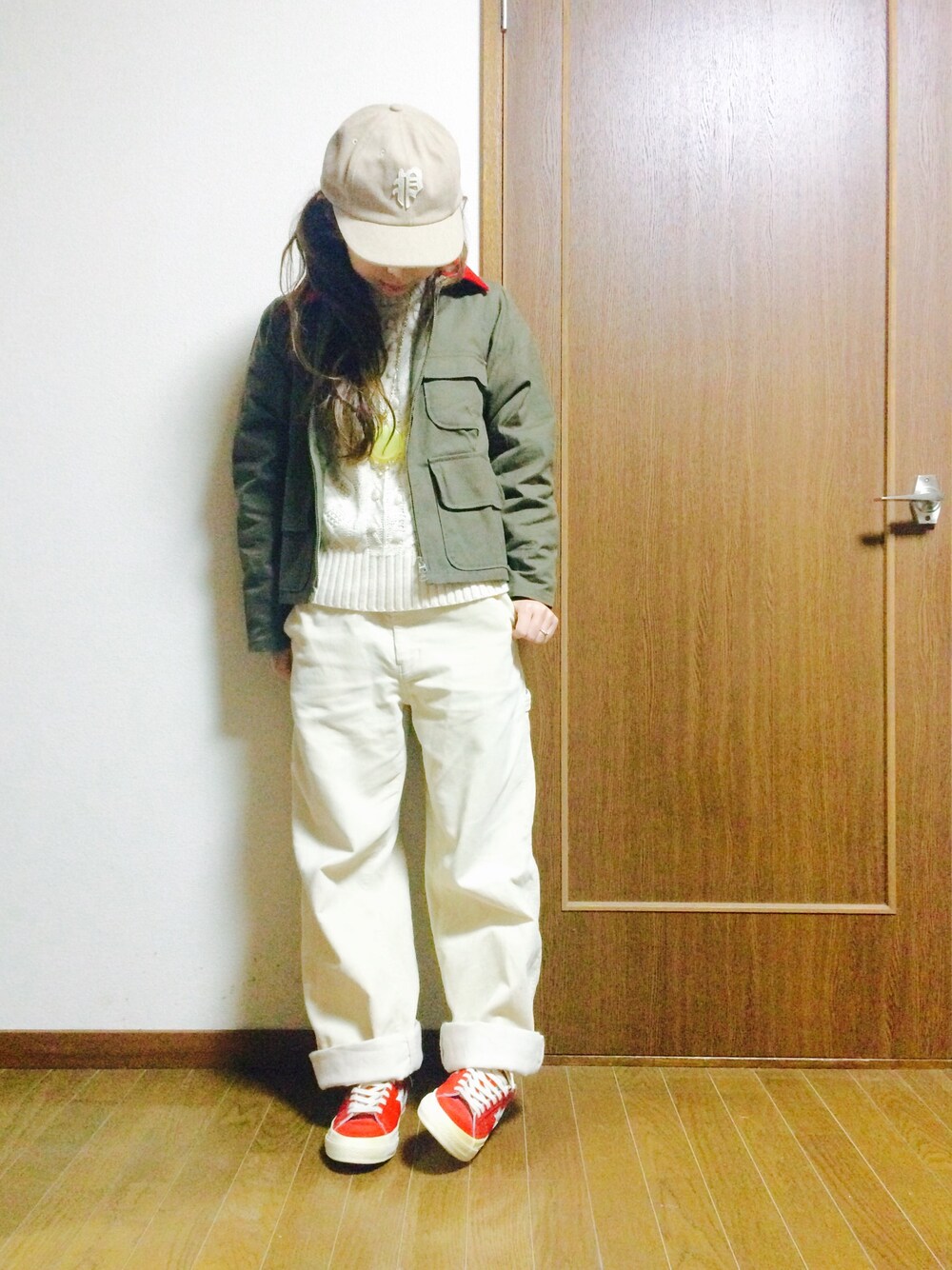 ホワイト系のニット/セーター、グリーン系のジャケット/アウター、ホワイト系のパンツを着用したレディースの冬コーディネートの1枚目の写真