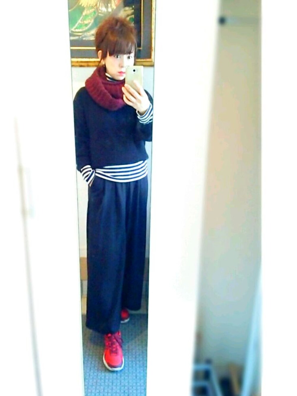 その他のTシャツ/カットソー、ブラック系のその他パンツ、レッド系のスニーカーを着用したレディースの冬コーディネートの1枚目の写真