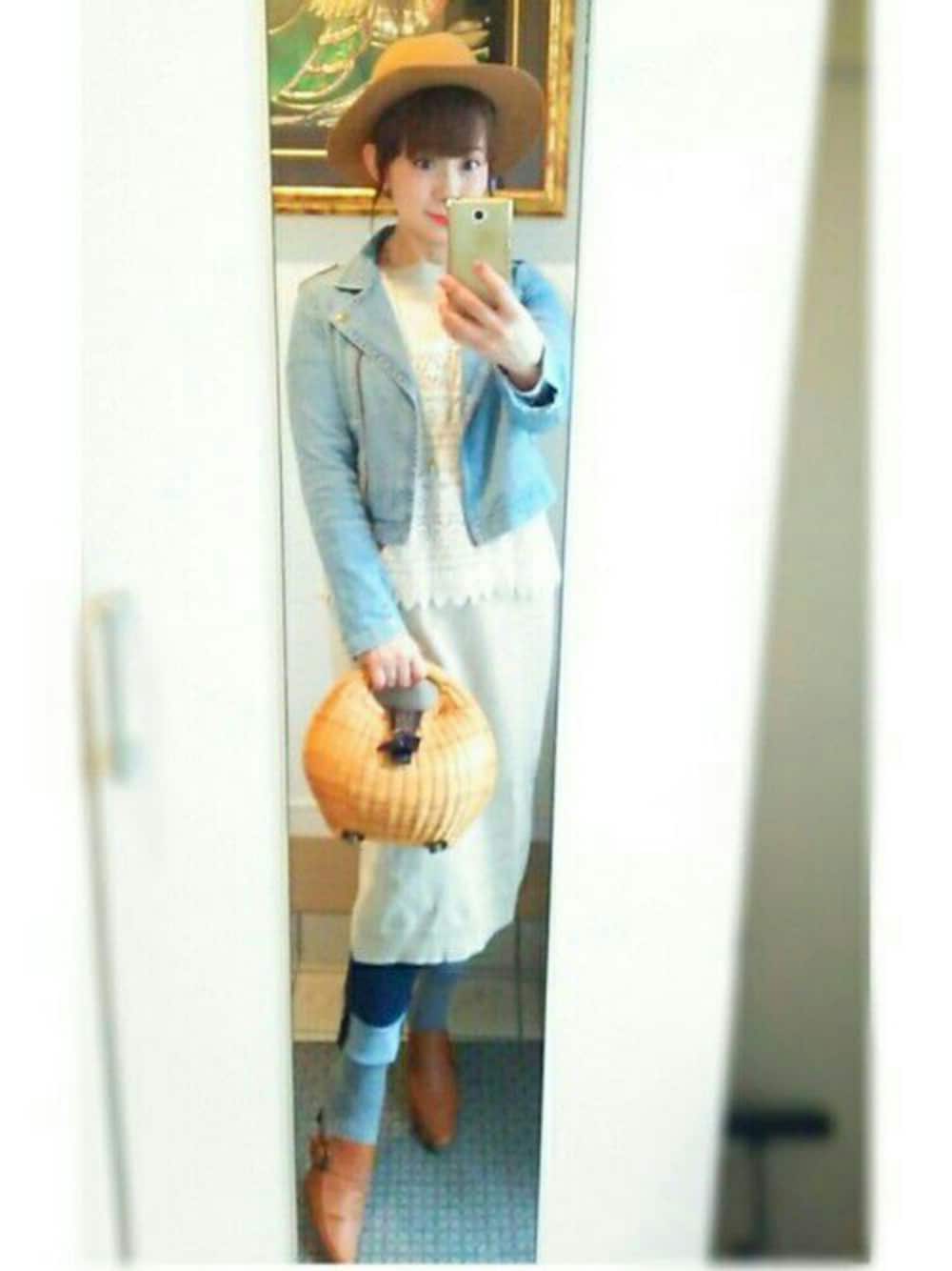 オレンジ系のその他シューズ、ブルー系のデニムパンツ、ホワイト系のキャミソールを着用したレディースの春コーディネートの1枚目の写真