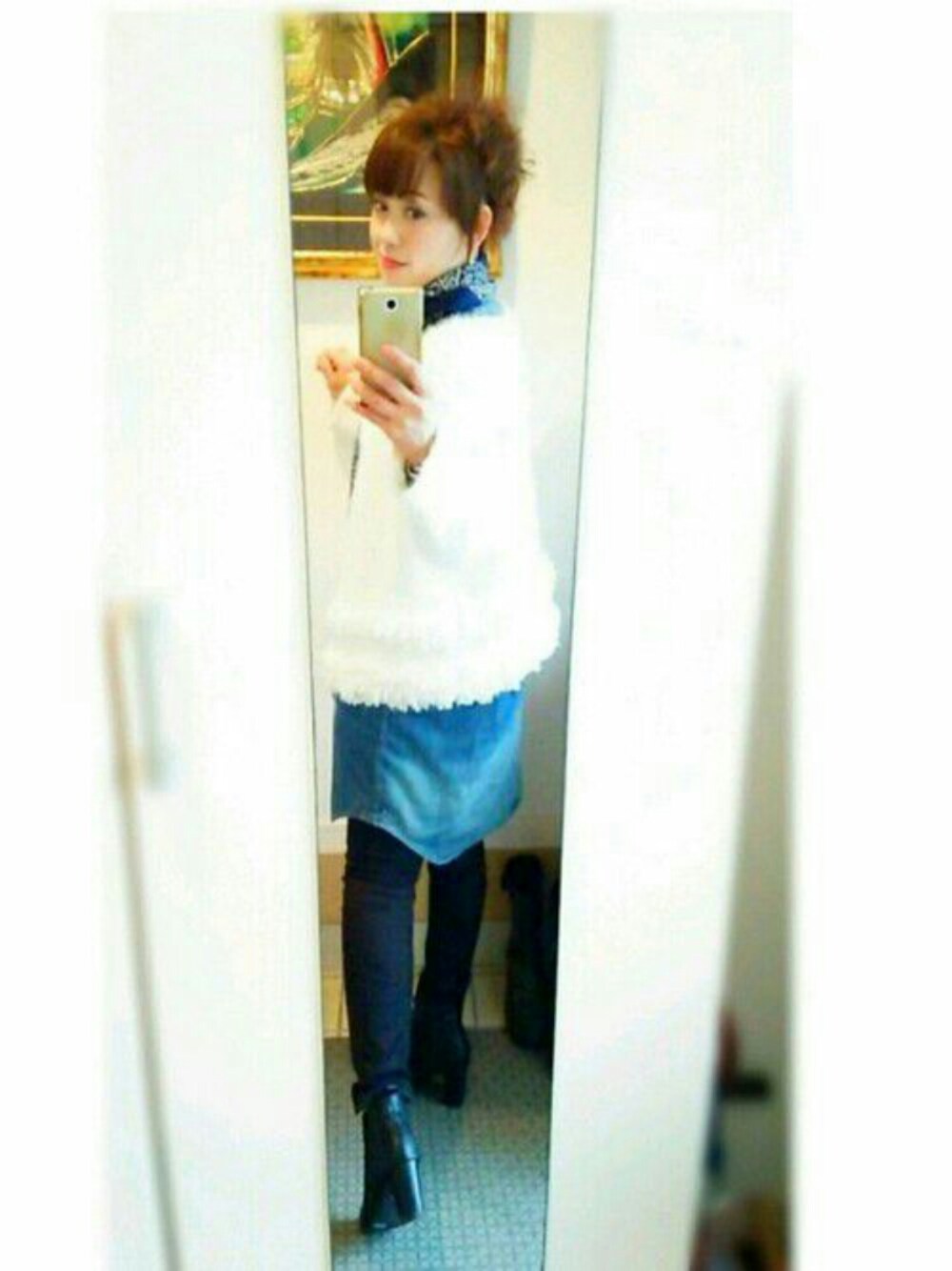 ブルー系のシャツ/ブラウス、ホワイト系のカーディガン/ボレロ、ブラック系のブーツを着用したレディースの春コーディネートの1枚目の写真