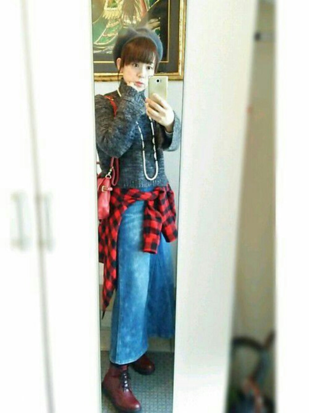 レッド系のシャツ/ブラウス、ブルー系のデニムスカート、グレー系のニット/セーターを着用したレディースの冬コーディネートの1枚目の写真