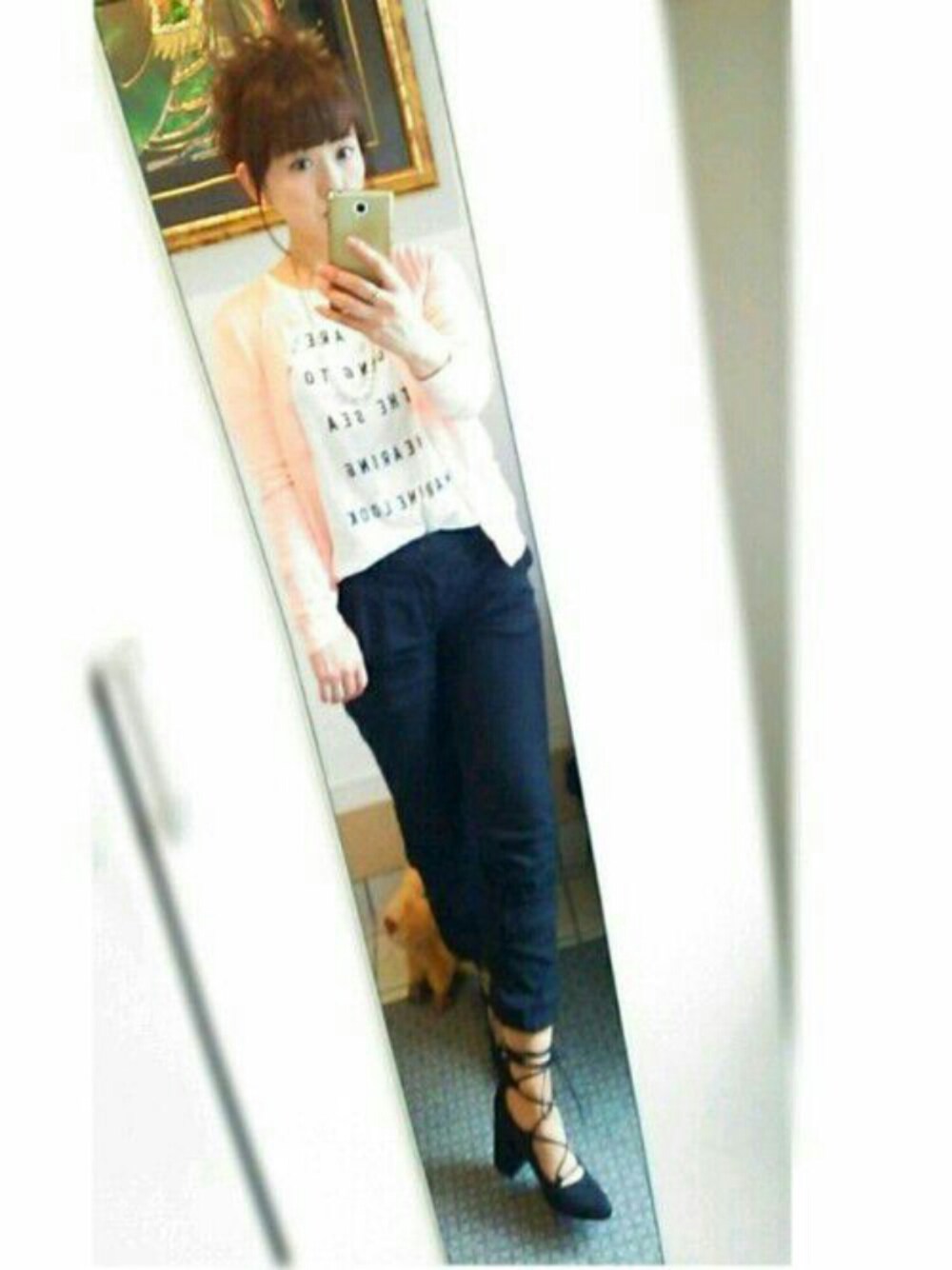 ブラック系のその他パンツ、ホワイト系のTシャツ/カットソー、ベージュ系のパンプスを着用したレディースの春コーディネートの1枚目の写真