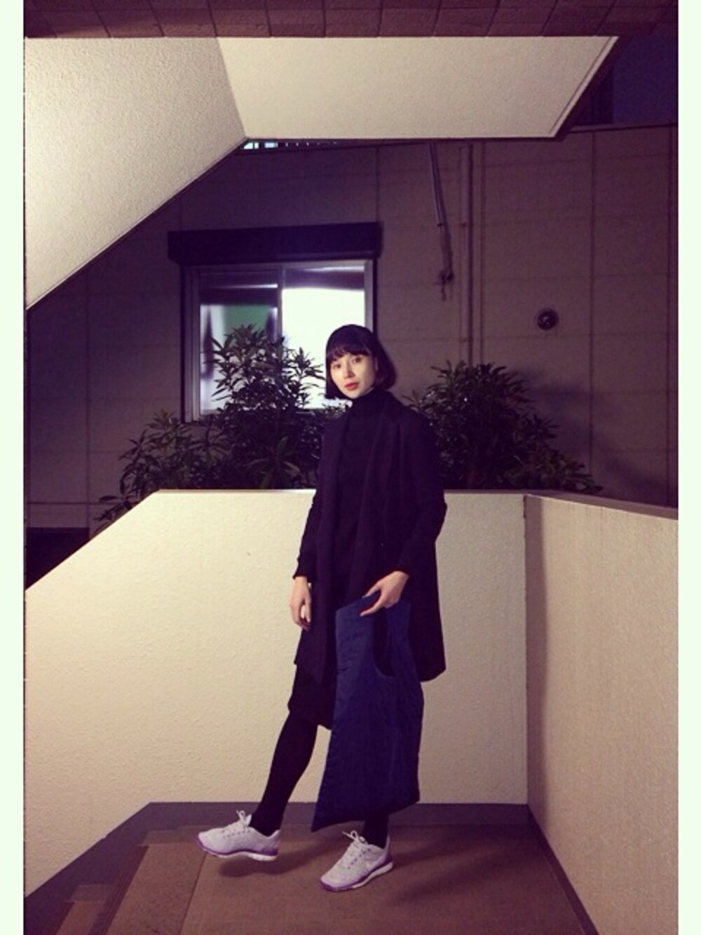 「ワンピース×スニーカー、realitystudio、トートバッグ」｜「REALITY STUDIOのアイテム（トートバッグ、ブルー系）」を使った、Julia Shortreedさん（レディース・171cm）の秋コーディネートの1枚目の写真