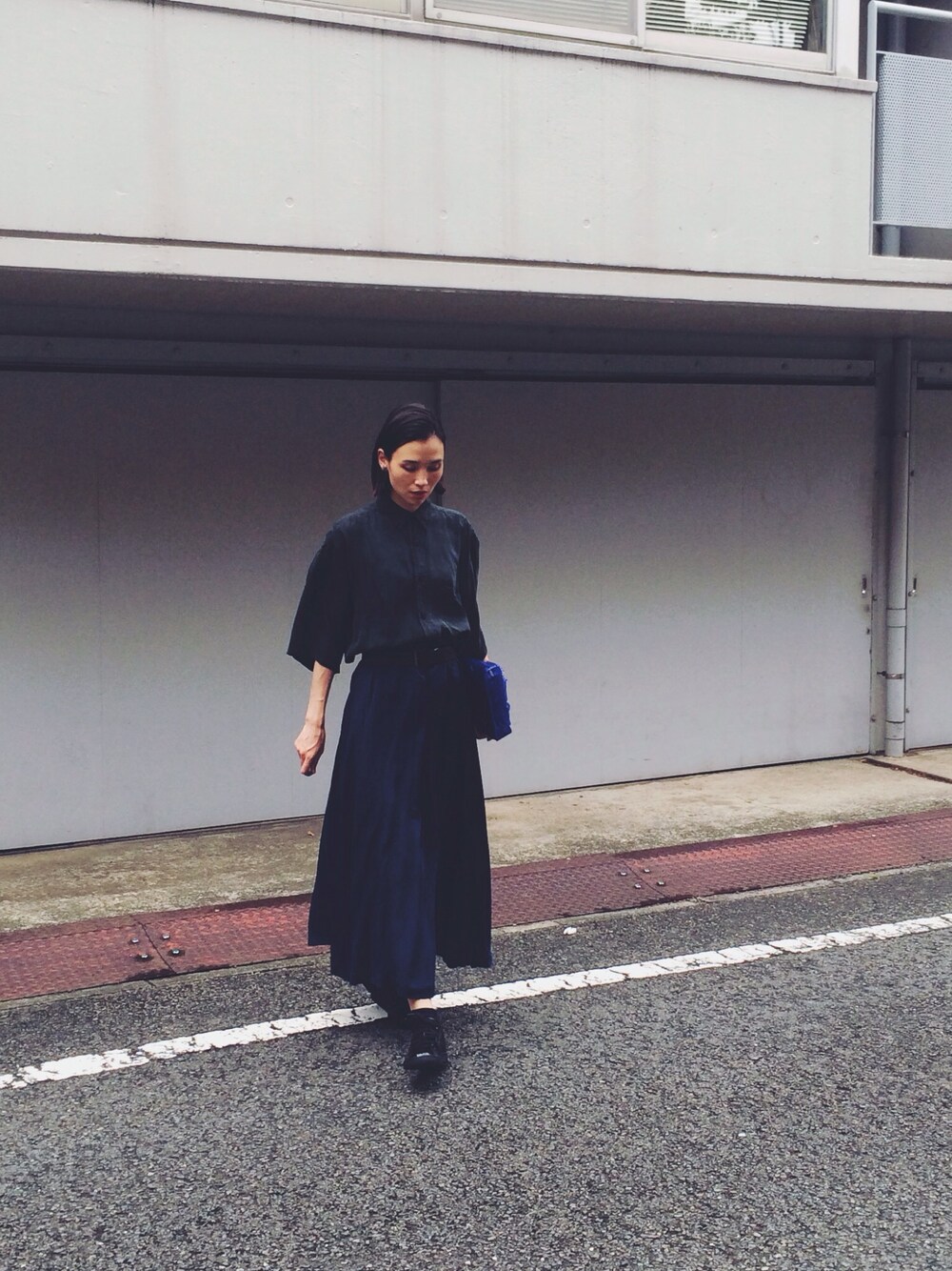 「TOGA、mame、ブラック、首つまり」｜「TOGAのアイテム（スカート、ブルー系）」を使った、Julia Shortreedさん（レディース・171cm）の夏コーディネートの1枚目の写真