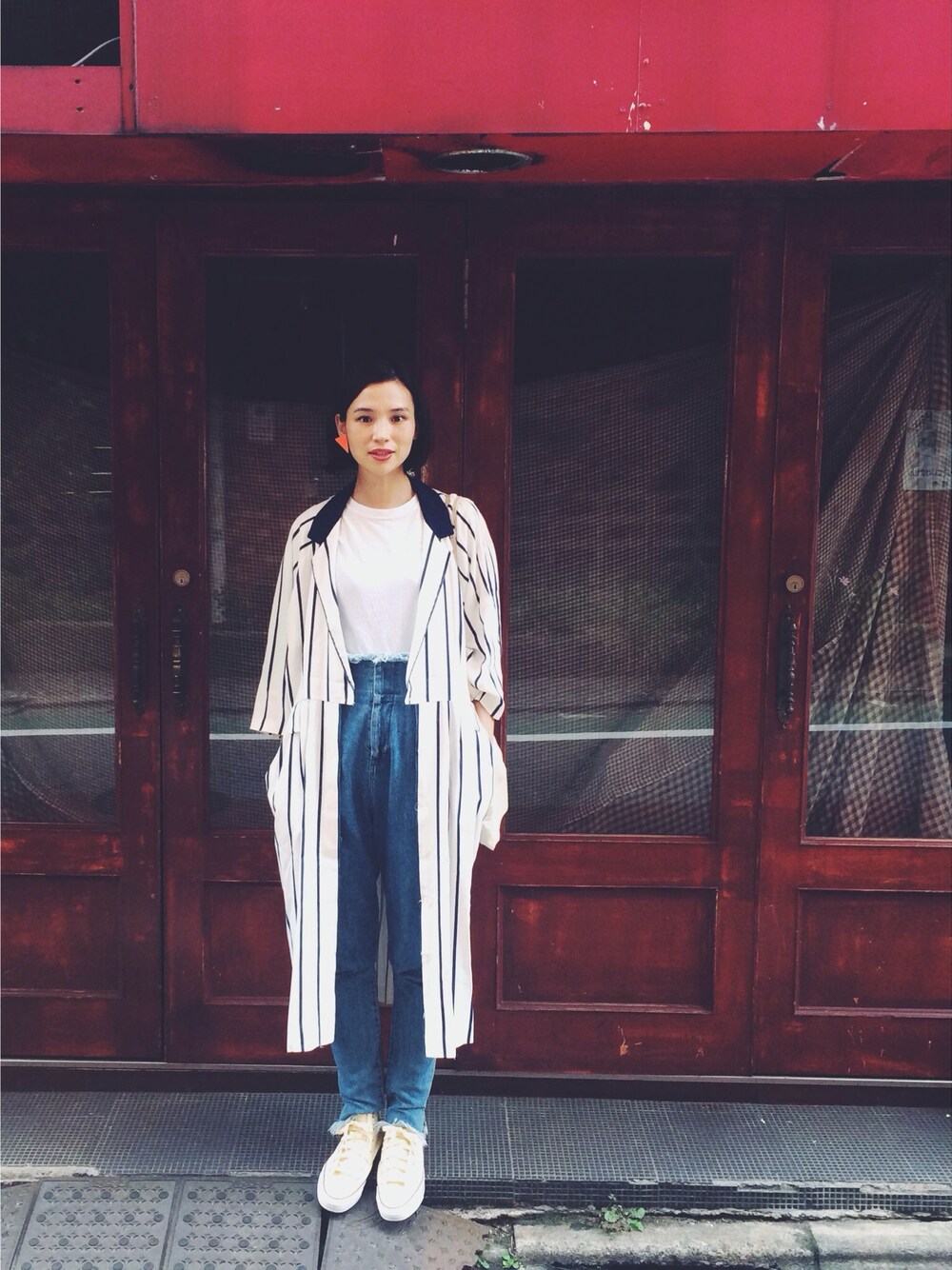 「mame、デニム、ストライプ」｜「VINTAGEのアイテム（その他アウター、ホワイト系）」を使った、Julia Shortreedさん（レディース・171cm）の秋コーディネートの1枚目の写真