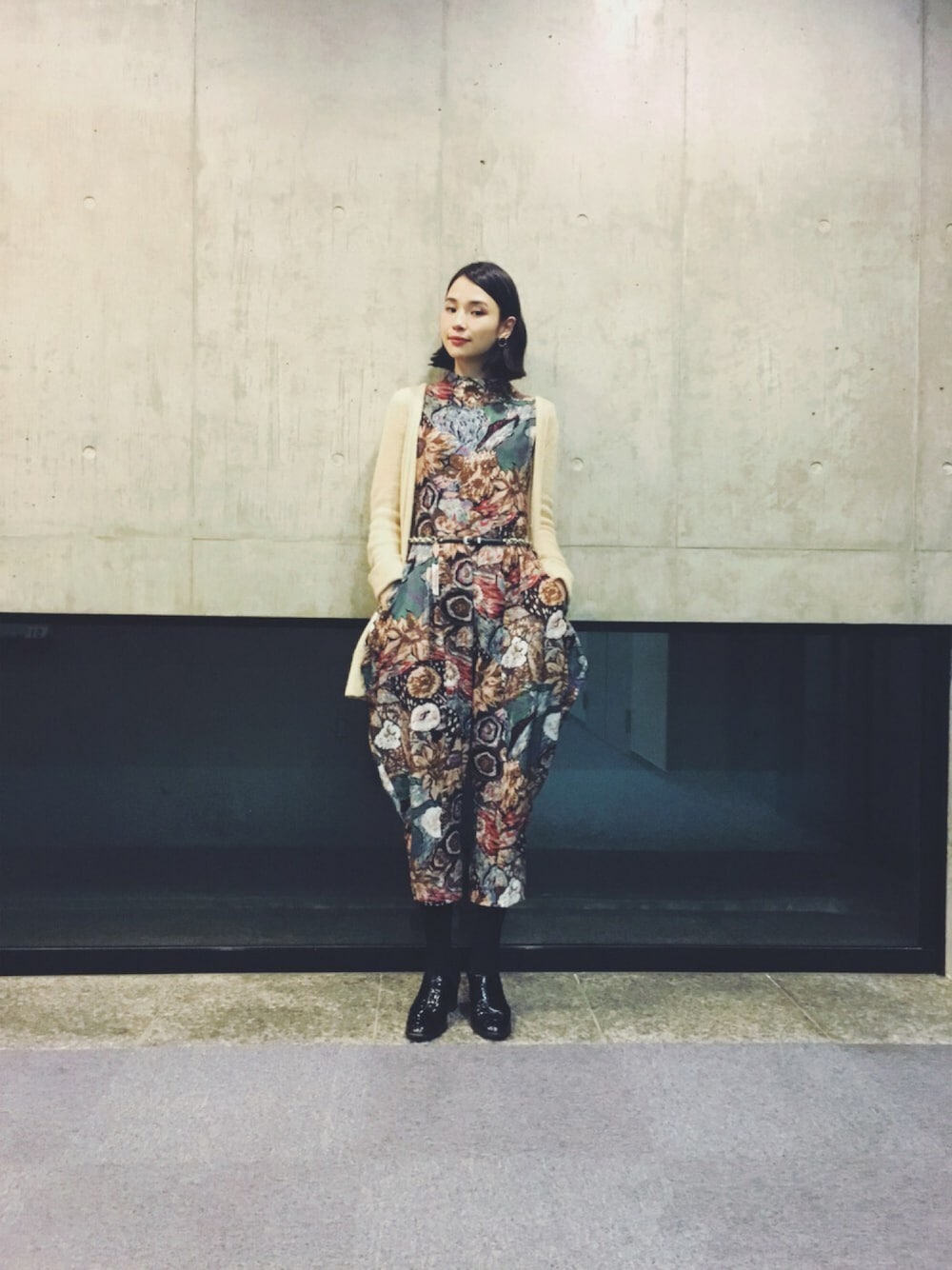 「セットアップ、オールインワン、花柄」｜「motherの SUNFLOWERS all-in-one（つなぎ/オールインワン、ピンク系）」を使った、Julia Shortreedさん（レディース・171cm）の冬コーディネートの1枚目の写真