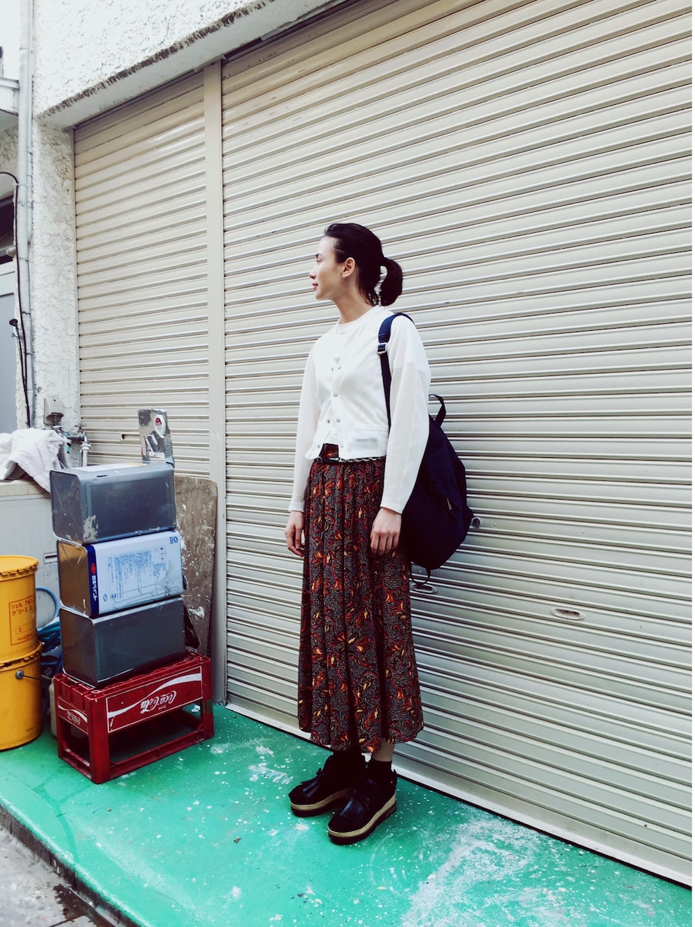 「リュック、厚底サンダル、ゆるコーデ、サンダルに靴下、白Tシャツ」｜「ELVIO ZANONのELVIO ZANON タッセルラバーソールサンダル（サンダル、ブラック系）」を使った、Julia Shortreedさん（レディース・171cm）の夏コーディネートの1枚目の写真