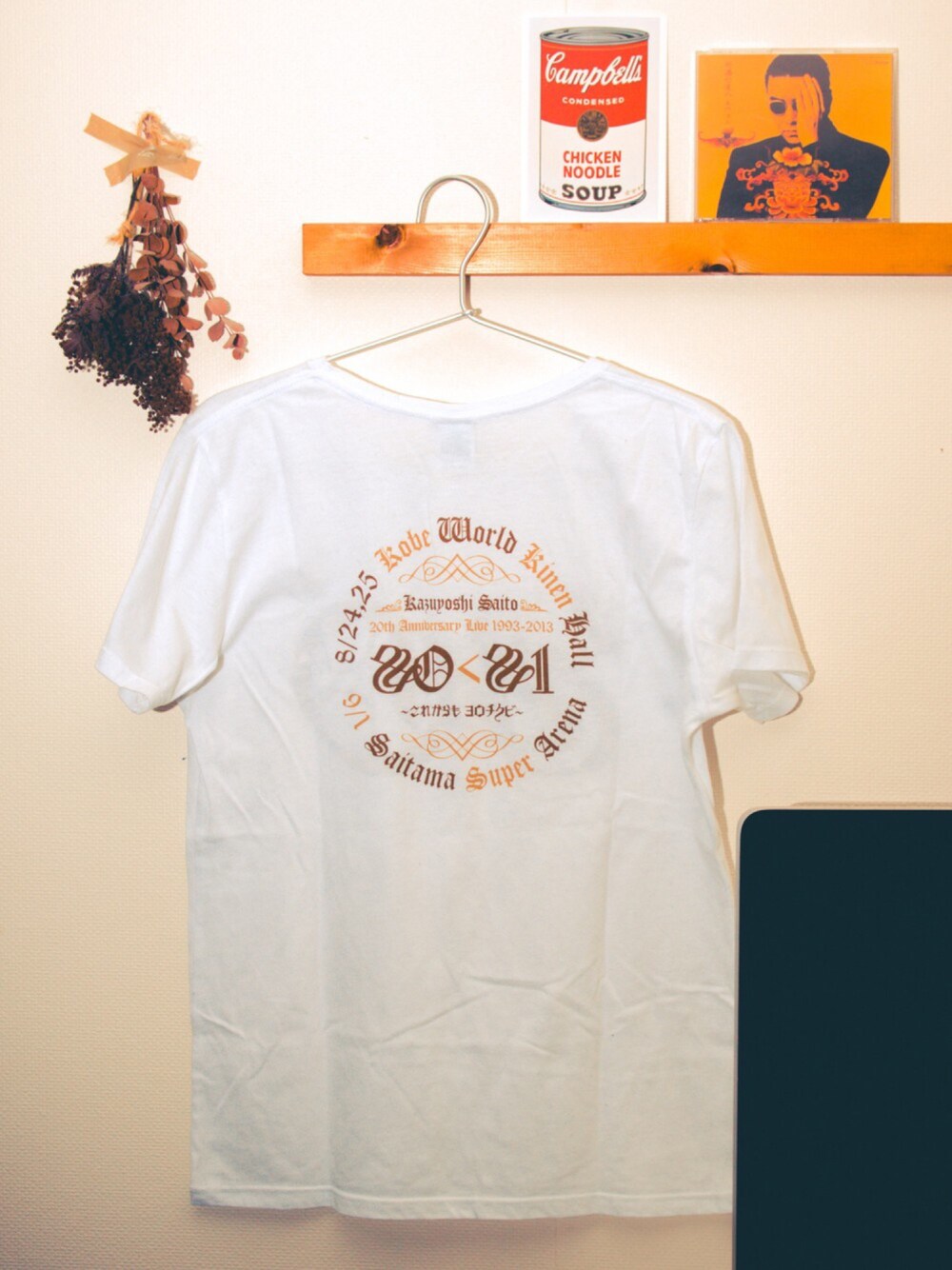 ホワイト系のTシャツ/カットソーを着用したメンズの夏コーディネートの1枚目の写真