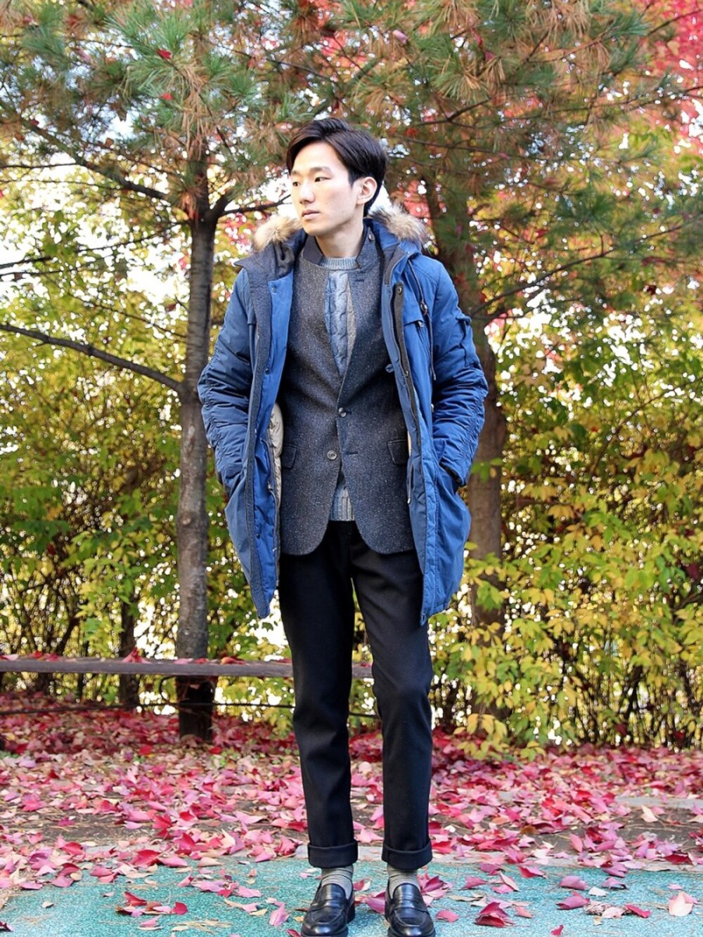 「men、menswear、WEAR、outfit、ootd、dailylook」｜「zioziaのアイテム（ダウンジャケット/コート、ブルー系）」を使った、현영광さん（メンズ・172cm）の秋コーディネートの1枚目の写真