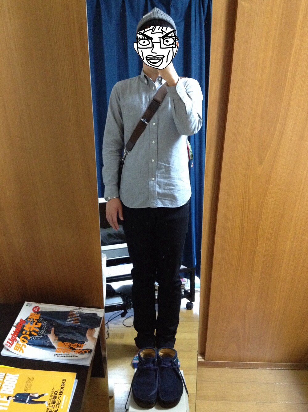 グレー系のシャツ/ブラウス、ブラック系のデニムパンツ、ブルー系のモカシン/デッキシューズを着用したメンズの秋コーディネートの1枚目の写真