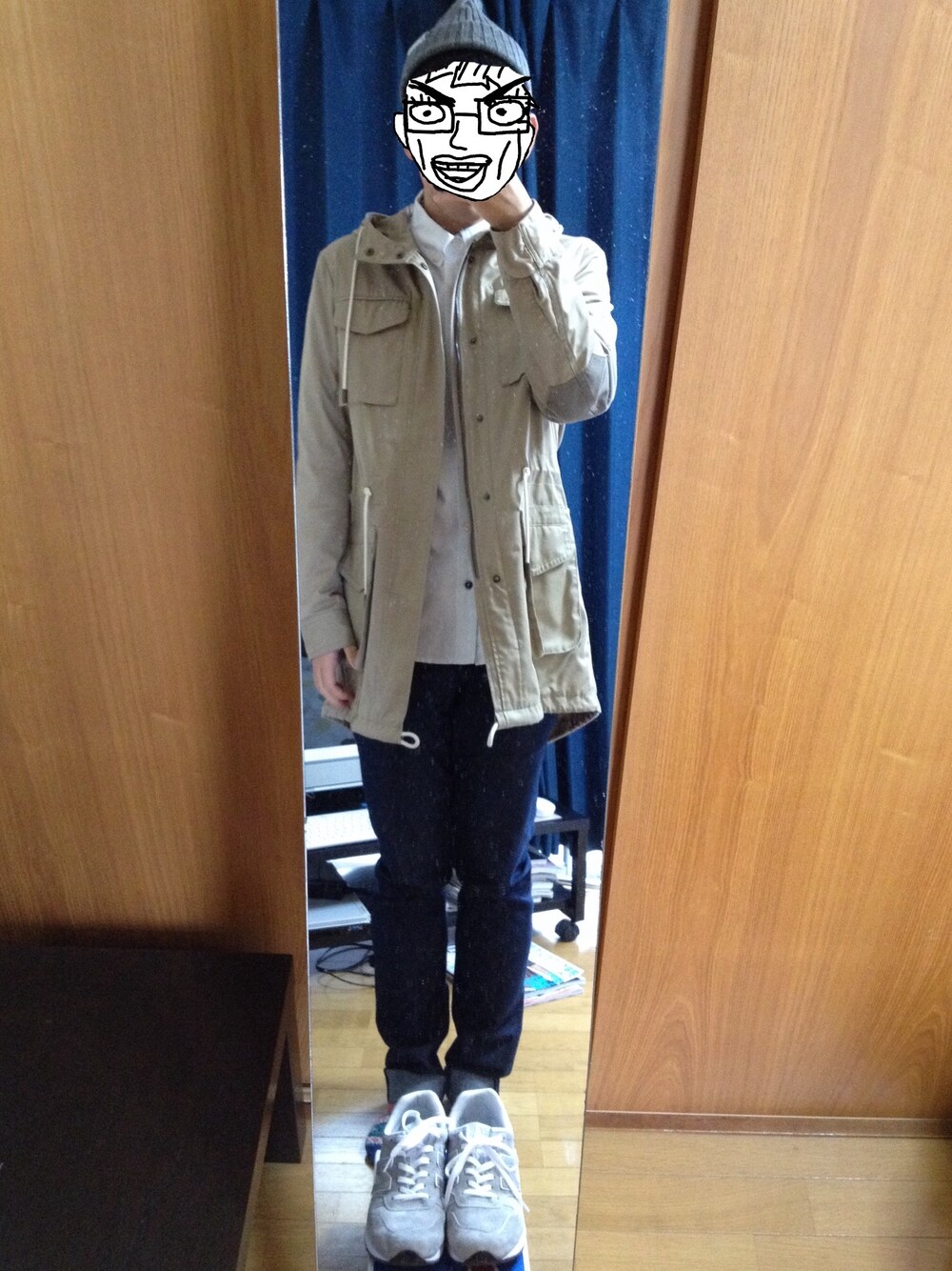 ベージュ系のモッズコート、ホワイト系のシャツ/ブラウス、ブルー系のデニムパンツを着用したメンズの秋コーディネートの1枚目の写真