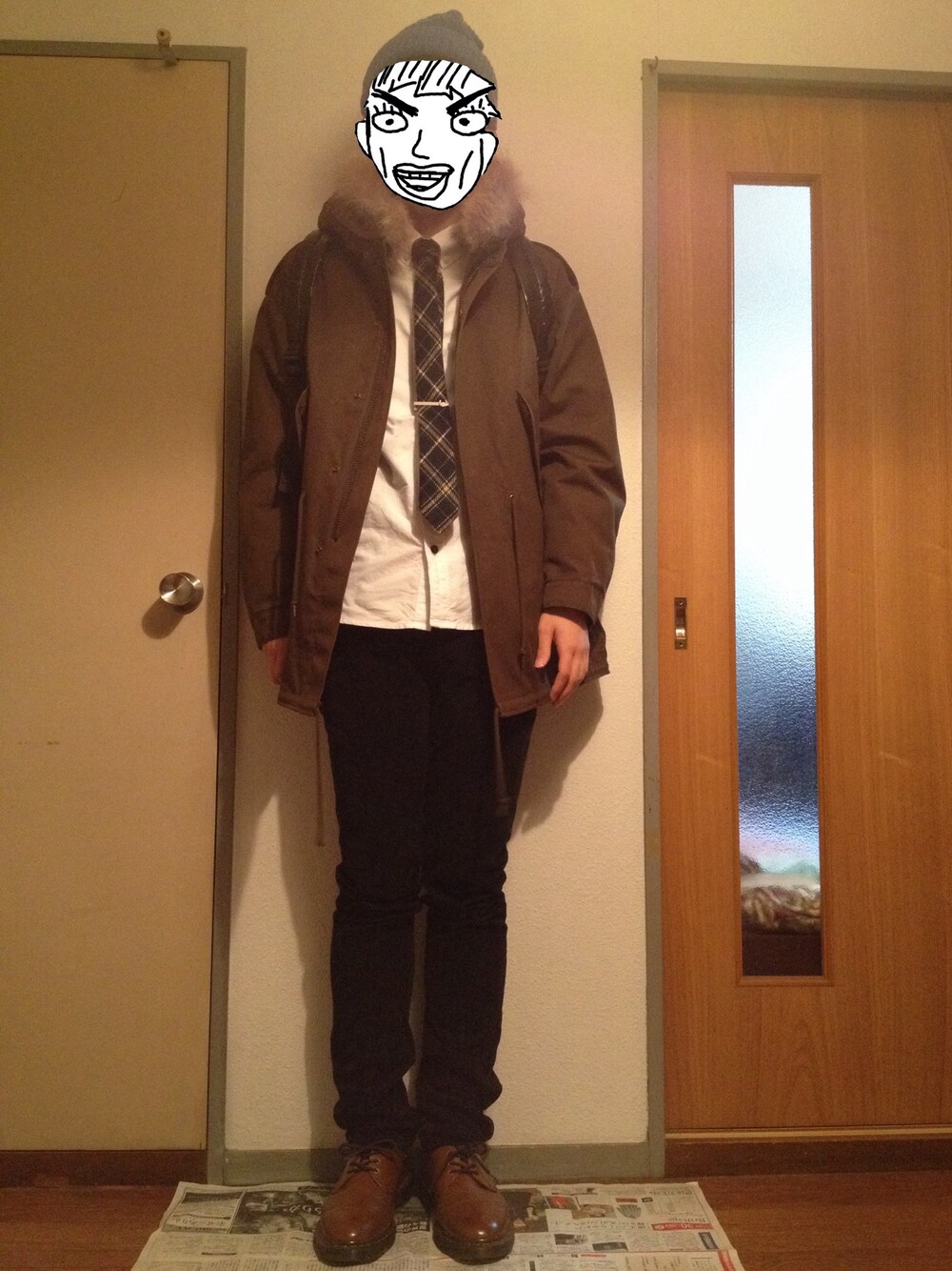 ホワイト系のシャツ/ブラウス、ブルー系のネクタイ、グリーン系のモッズコートを着用したメンズの秋コーディネートの1枚目の写真