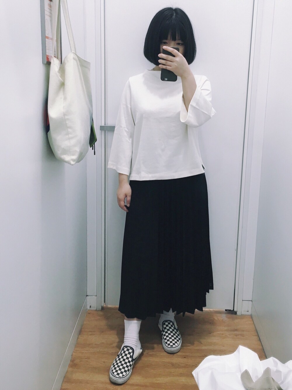 「UNIQLOのアイテム（Tシャツ/カットソー、ホワイト系）」を使った、blablabamboochuckさん（レディース・158cm）の秋コーディネートの1枚目の写真