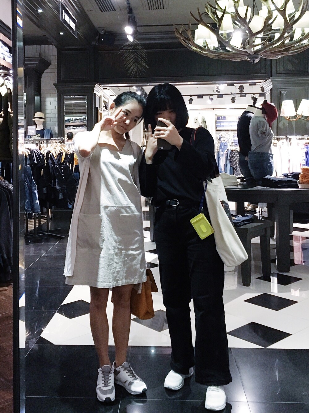 「UNIQLOのアイテム（Tシャツ/カットソー、ブラック系）」を使った、blablabamboochuckさん（レディース・158cm）の秋コーディネートの1枚目の写真