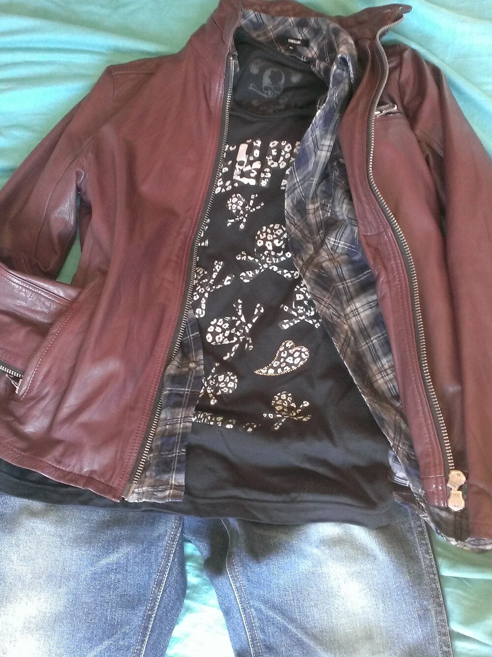「SHADE by SHELLACのカウドラムダイクロム　ライダースブルゾン（ライダースジャケット、パープル系）」を使った、しょーたさん（メンズ・168cm）の春コーディネートの1枚目の写真