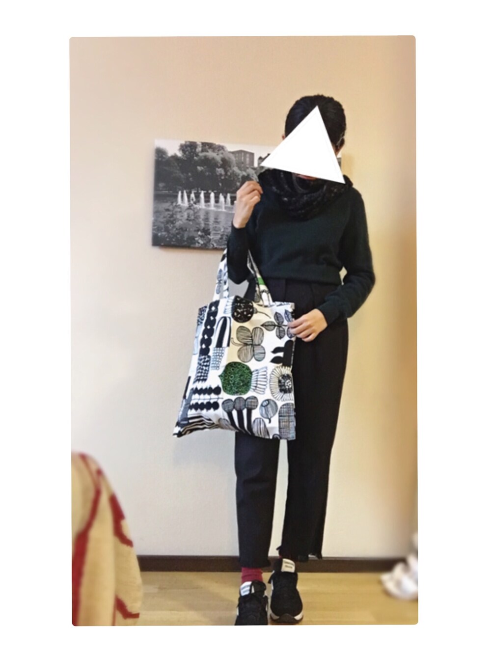 ホワイト系のトートバッグ、ブラック系のその他パンツ、ブラック系のスニーカーを着用したレディースの秋コーディネートの1枚目の写真