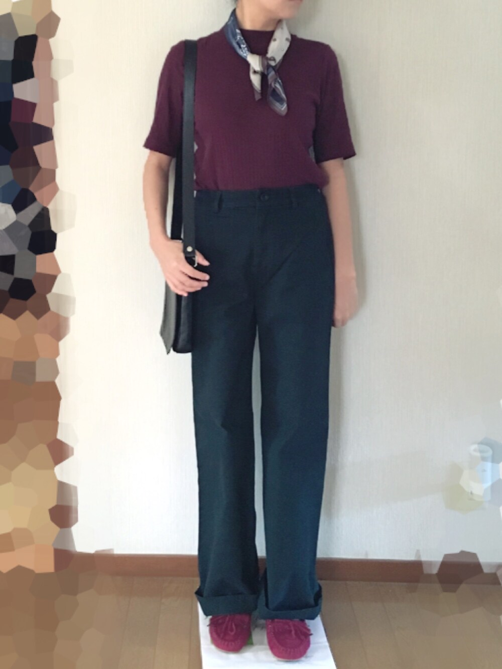 グリーン系のその他パンツ、レッド系のモカシン/デッキシューズ、レッド系のTシャツ/カットソーを着用したレディースの秋コーディネートの1枚目の写真