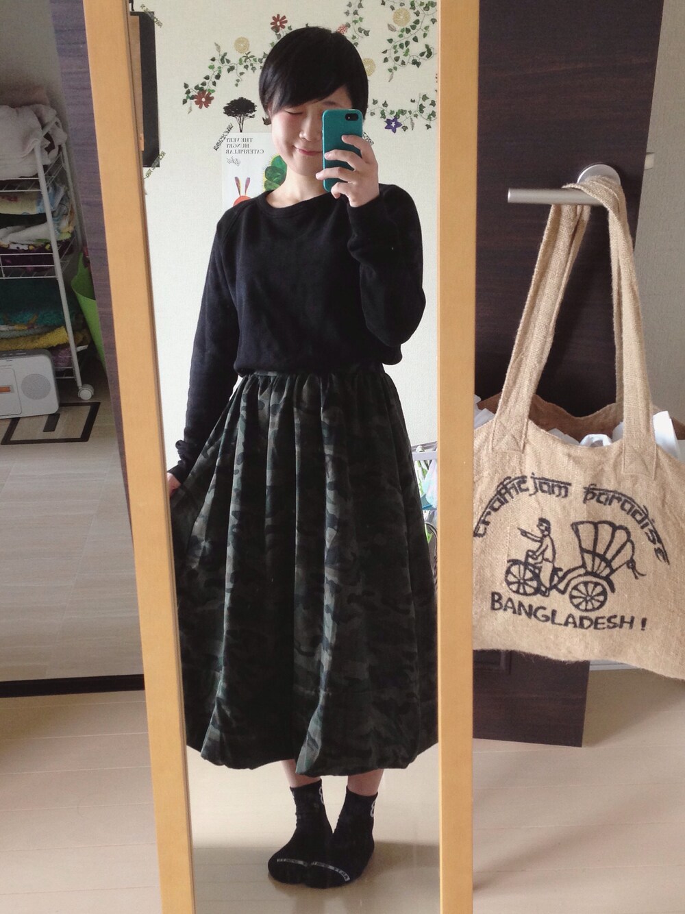 「カモフラ、黒、迷彩、ユニクロ、ショートヘア、靴下、ミモレ丈スカート、秋のコーデ、スウェット」｜「UNIQLOのアイテム（スウェット、ブラック系）」を使った、m o e m iさん（レディース・154cm）の秋コーディネートの1枚目の写真