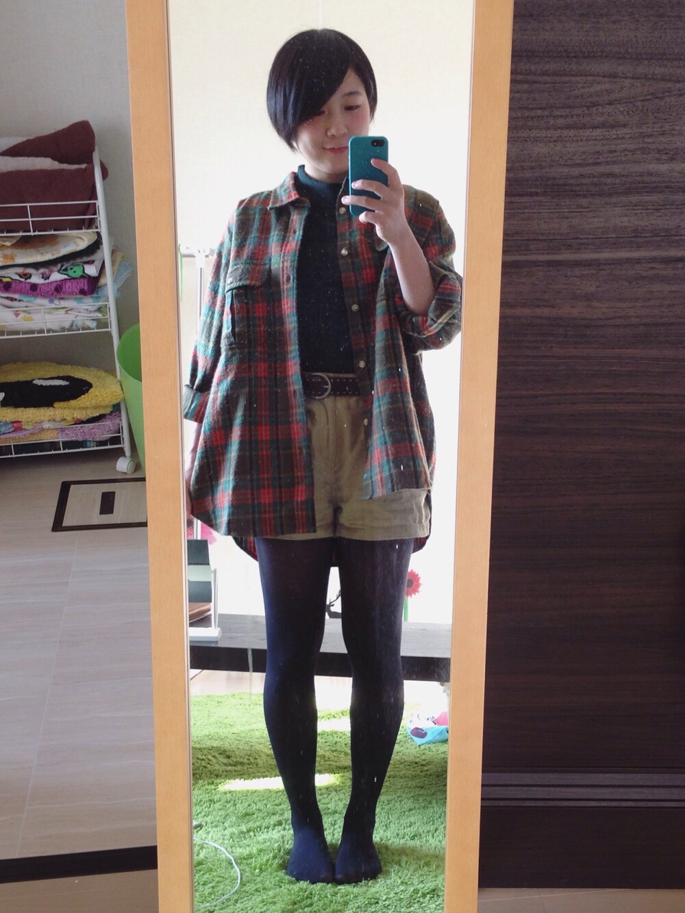 「チェックシャツ、ショートヘア、秋のコーデ、ハイネック、UNIQLO、古着、used、黒タイツ、ショートパンツ、赤リップ」｜「古着のアイテム（シャツ/ブラウス、グリーン系）」を使った、m o e m iさん（レディース・154cm）の秋コーディネートの1枚目の写真
