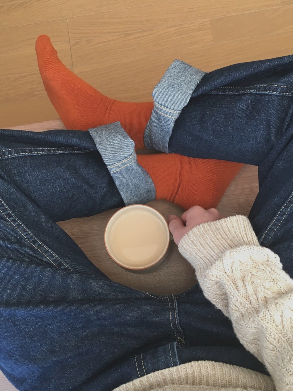「ニット、セーター、UNIQLO、リラックススタイル、デニム、靴下、秋のコーデ、冬、シンプル、コーヒー」｜「WEGOのWEGO/無地ソックス（ソックス/靴下、オレンジ系）」を使った、m o e m iさん（レディース・154cm）の秋コーディネートの1枚目の写真