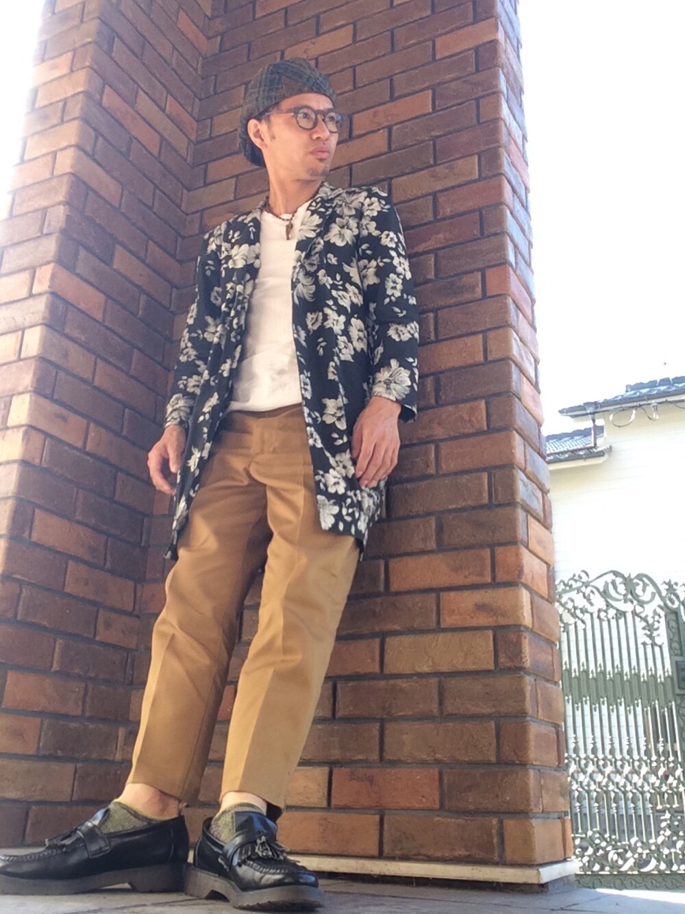 「ロングシャツ、ベレー帽、コラボパンツ、ゴールドサンゴ」｜「Dickiesのアイテム（チノパンツ、ブラウン系）」を使った、TOMOFUMI KUMAZAKIさん（メンズ・165cm）の秋コーディネートの1枚目の写真