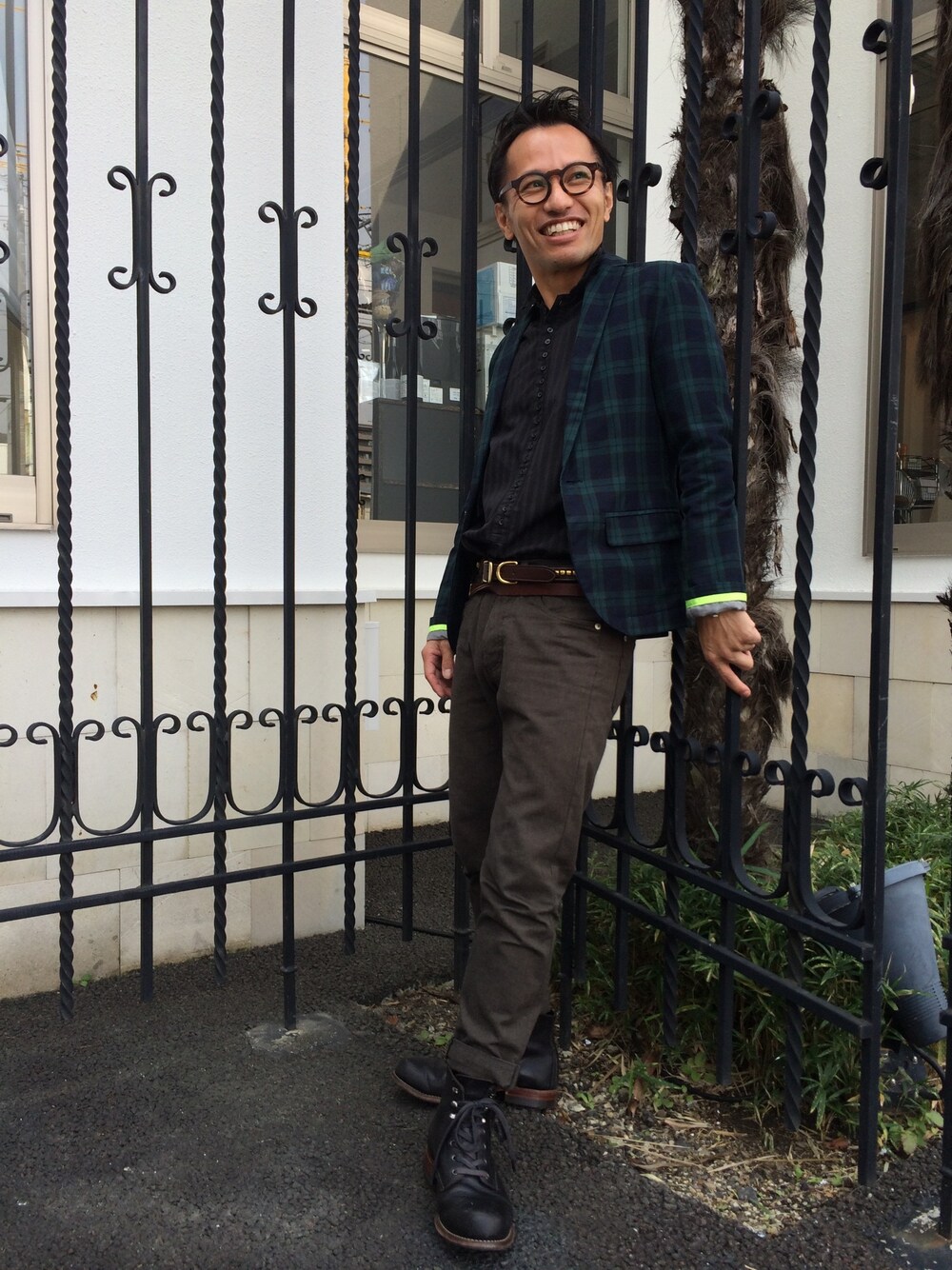 「チェックジャケット、ドレスシャツ」｜「WOLVERINEのアイテム（ブーツ、ブラック系）」を使った、TOMOFUMI KUMAZAKIさん（メンズ・165cm）の秋コーディネートの1枚目の写真