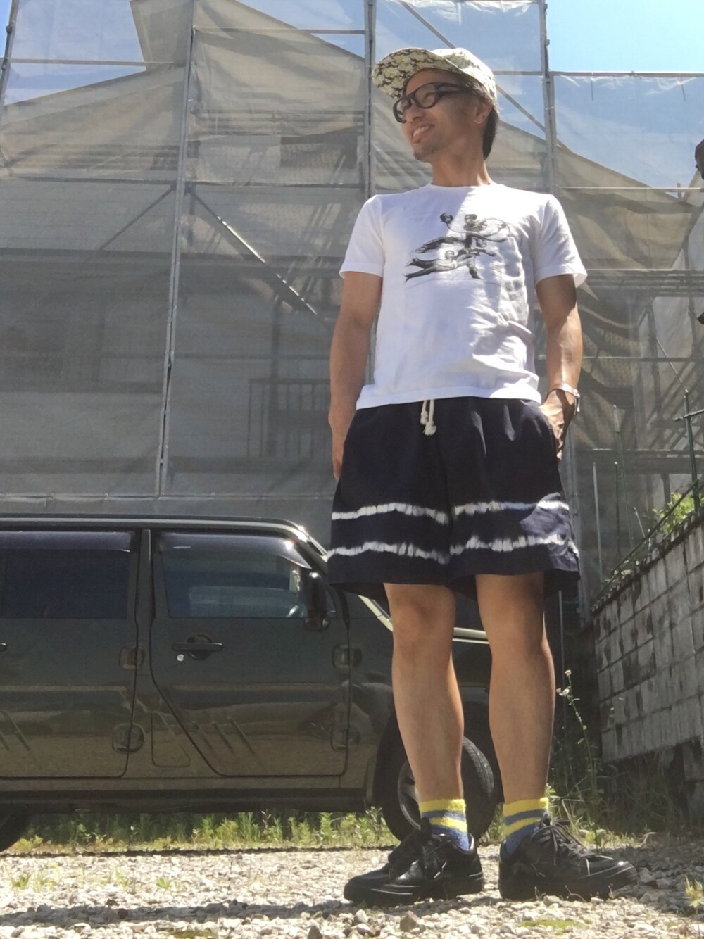 「キャップ、タイダイ柄」｜「CONVERSEのアイテム（スニーカー、ブラック系）」を使った、TOMOFUMI KUMAZAKIさん（メンズ・165cm）の夏コーディネートの1枚目の写真