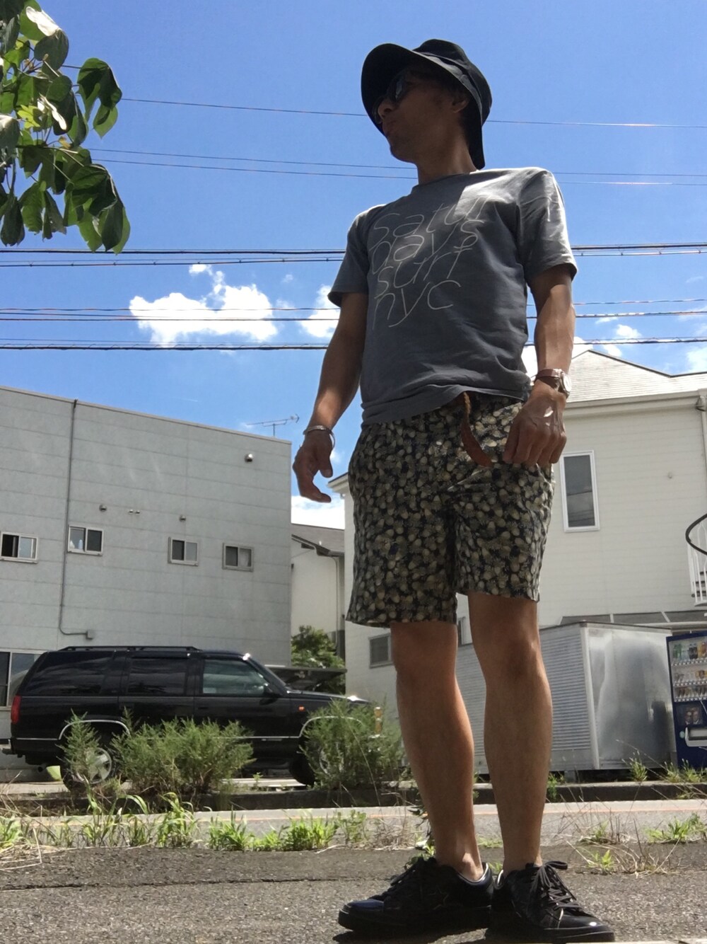 「夏コーデ、オトナカジュアル、サタデーズ ニューヨークシティ (Saturdays NYC)」｜「Saturdays NYCのアイテム（Tシャツ/カットソー、ブルー系）」を使った、TOMOFUMI KUMAZAKIさん（メンズ・165cm）の夏コーディネートの1枚目の写真